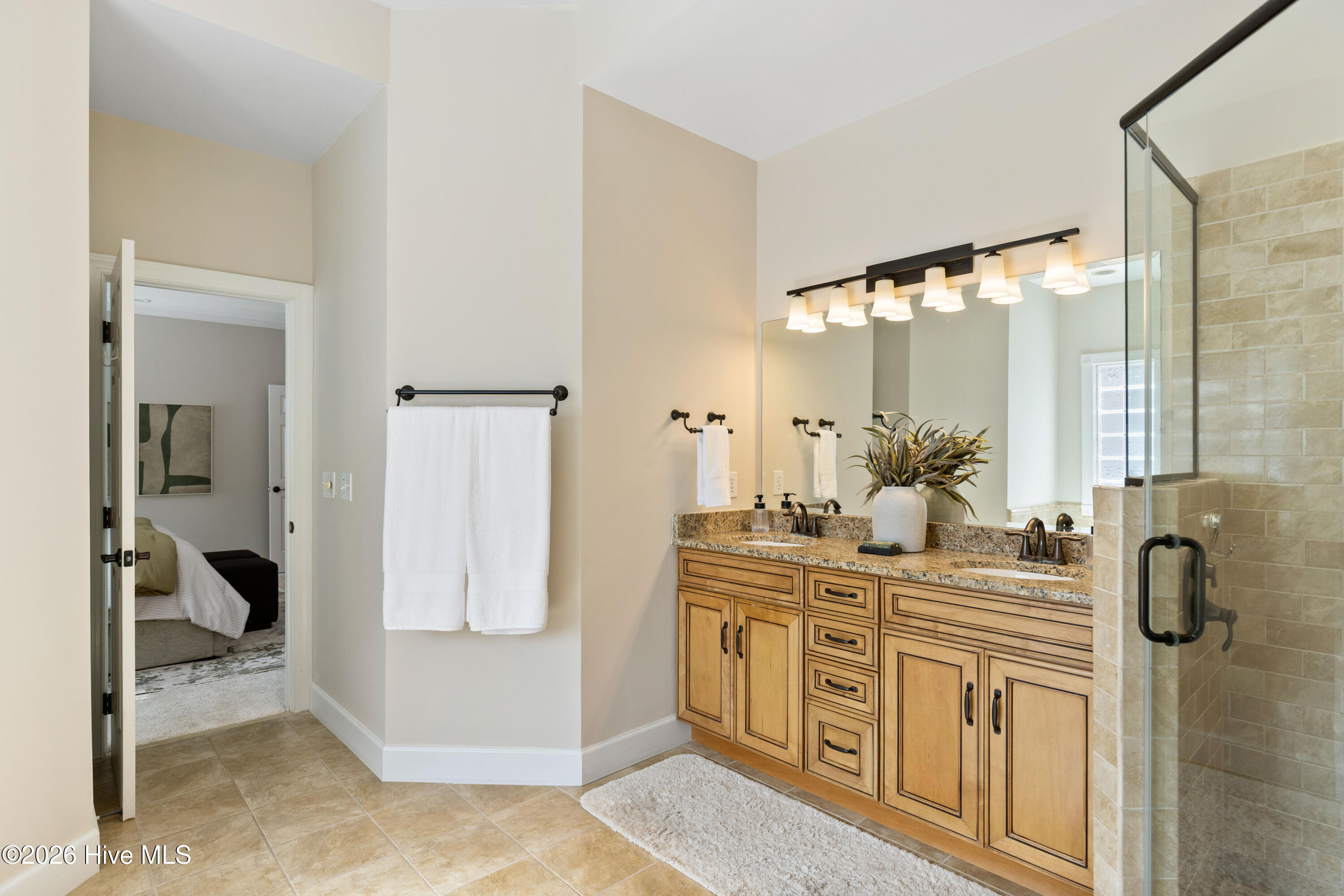 100560916 | Photo 49