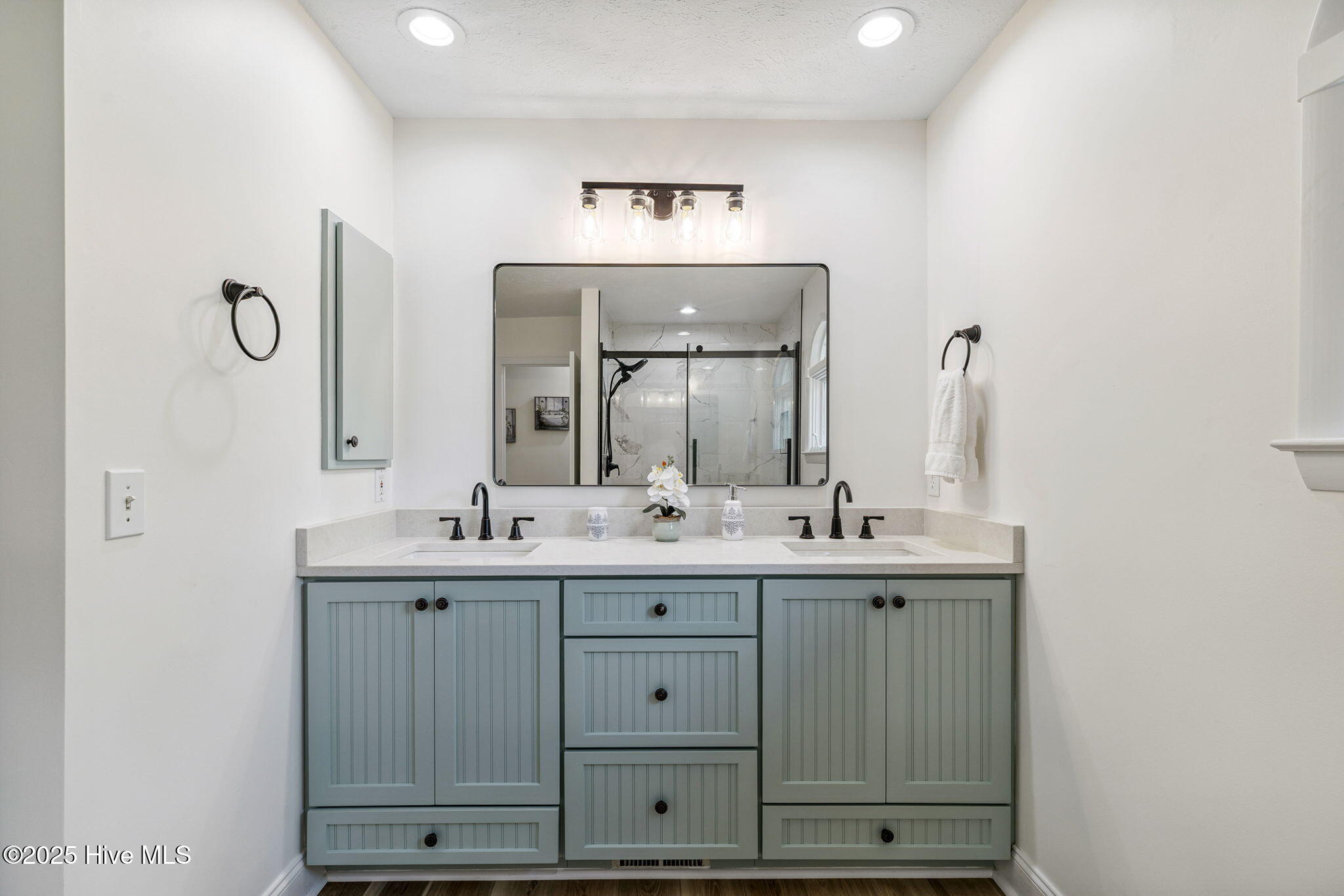 100517778 | Photo 30