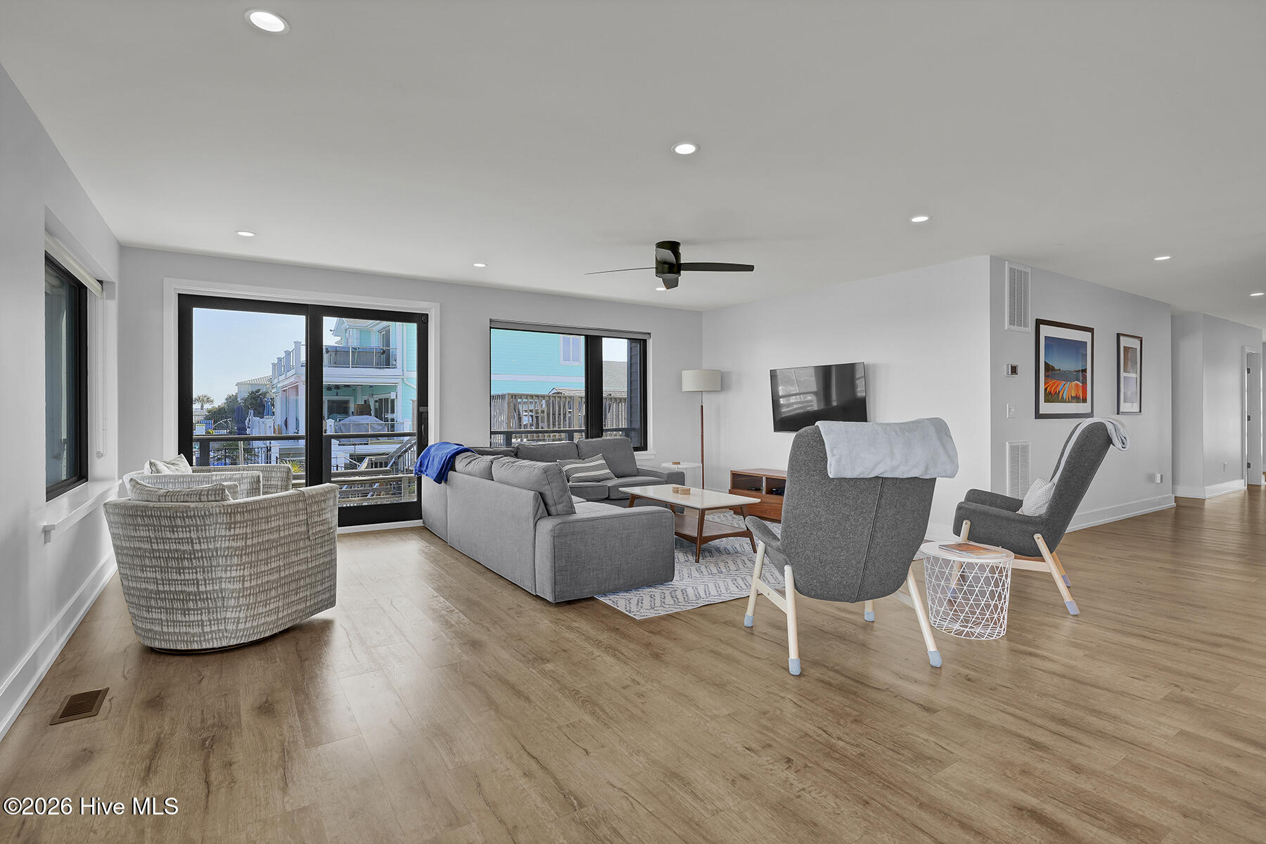 100565280 | Photo 64