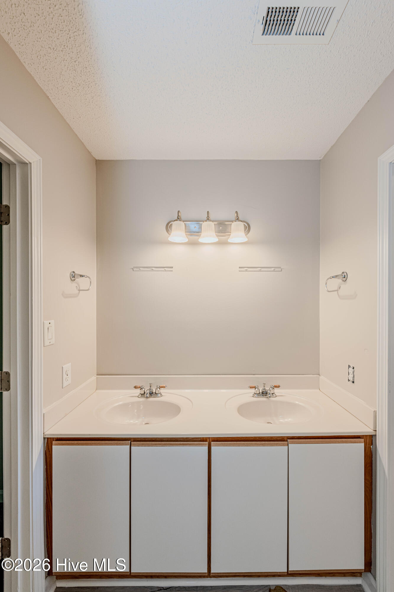 100568422 | Photo 33