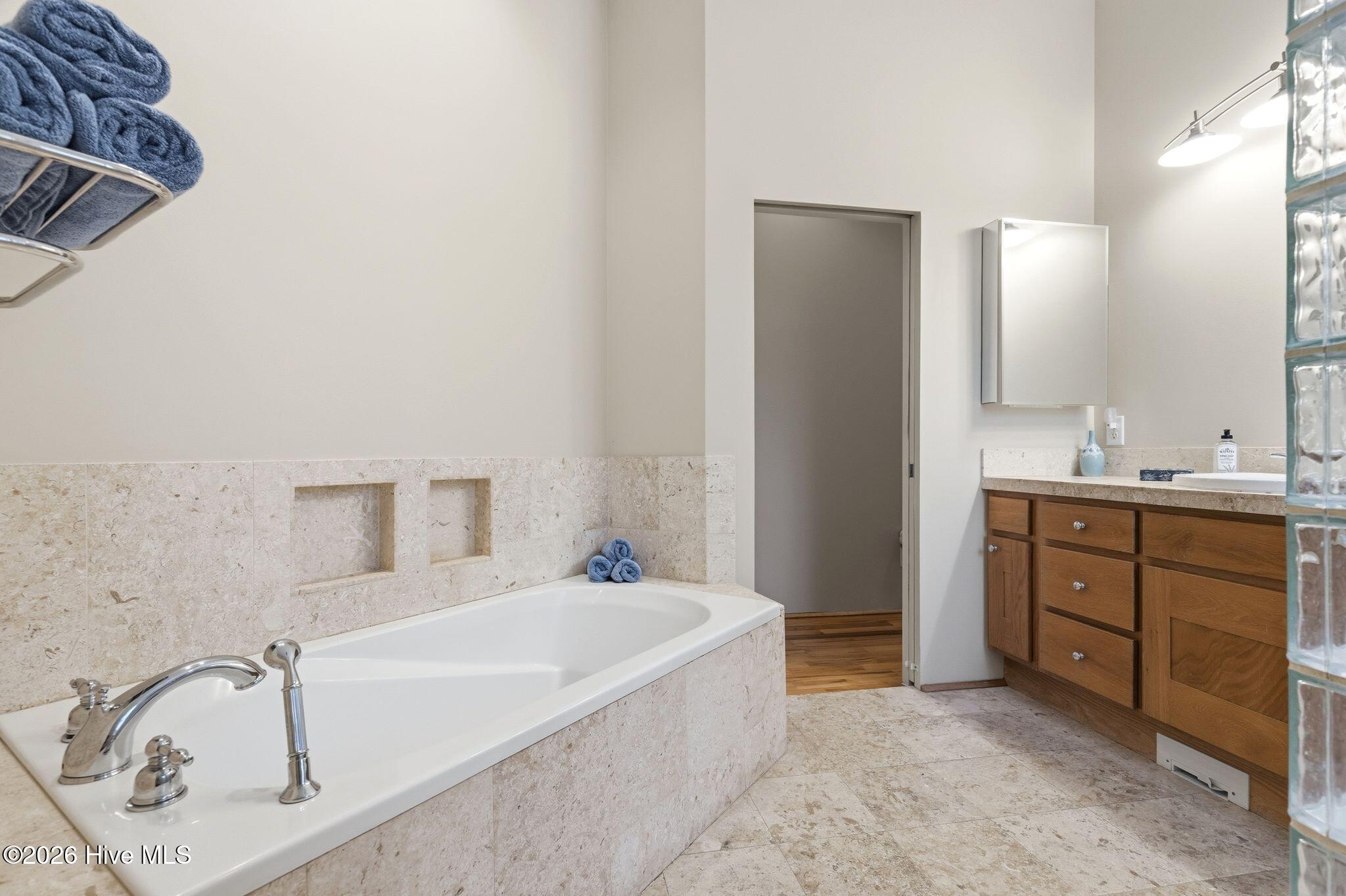 100555834 | Photo 90