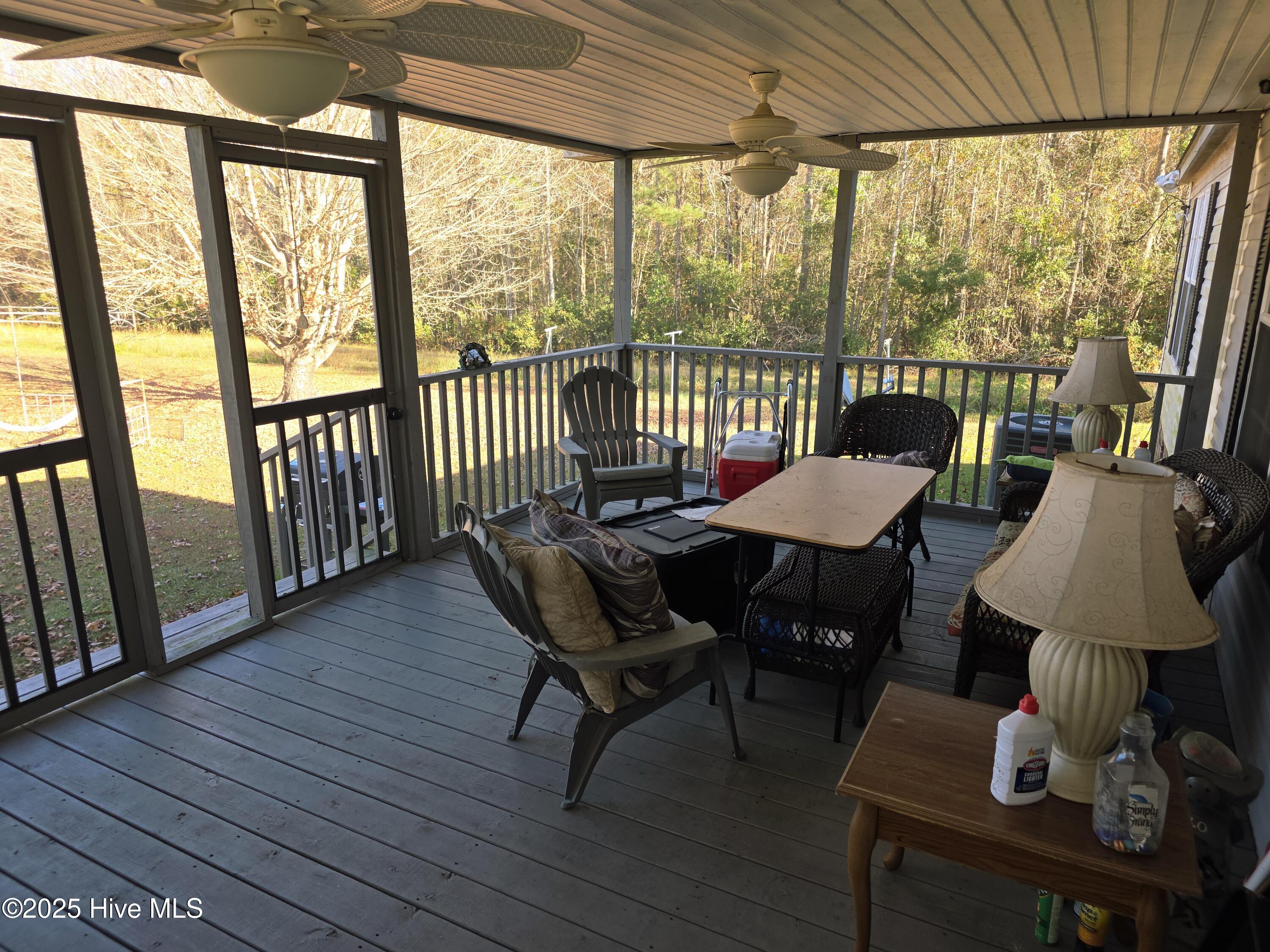 100542988 | Photo 23