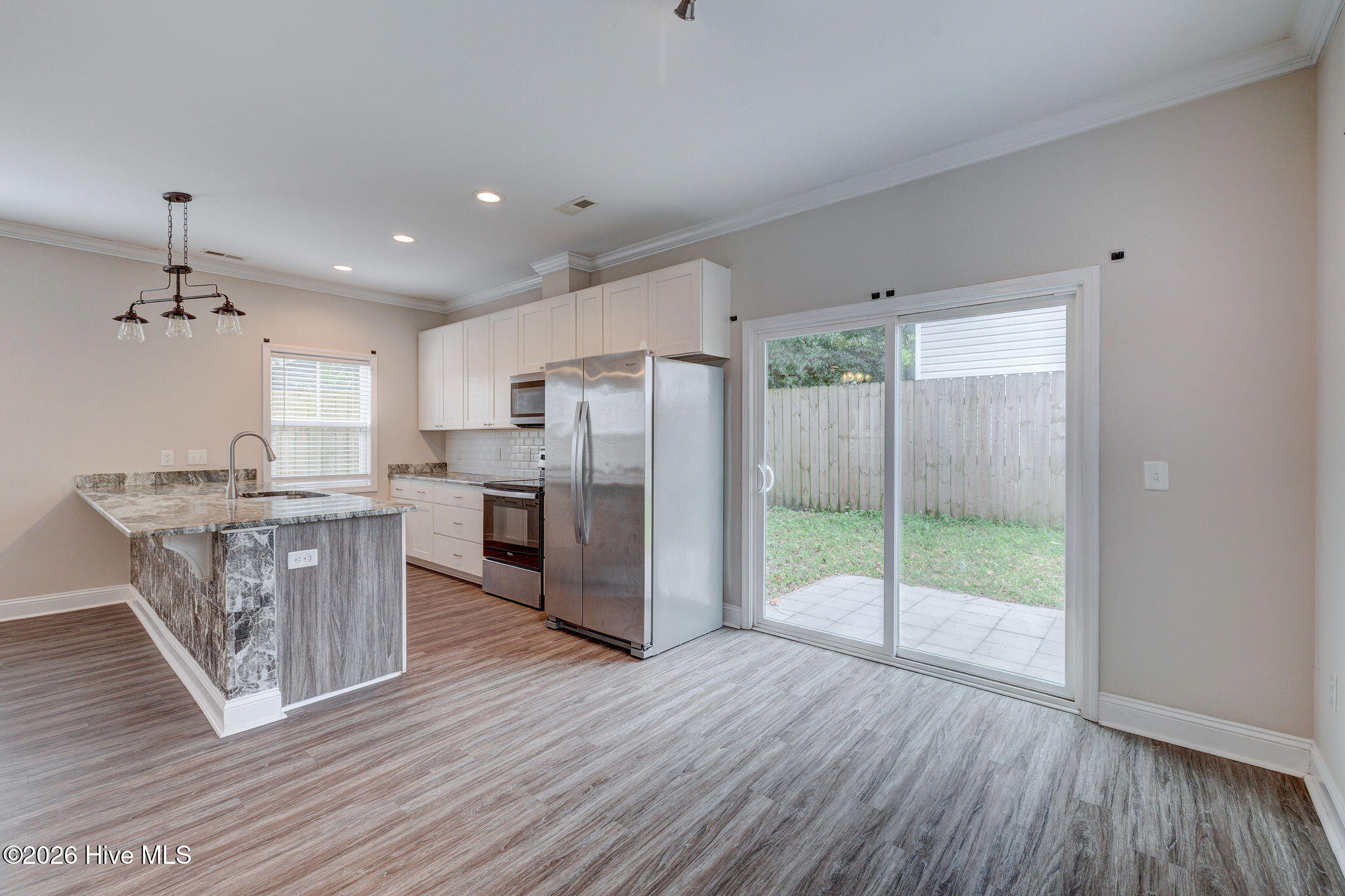 100562693 | Photo 22