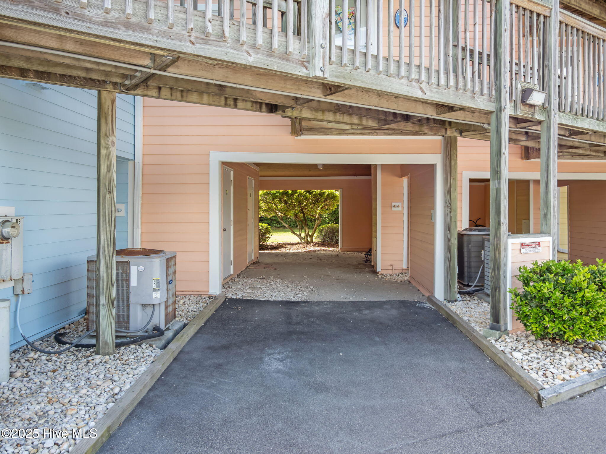 100534121 | Photo 36