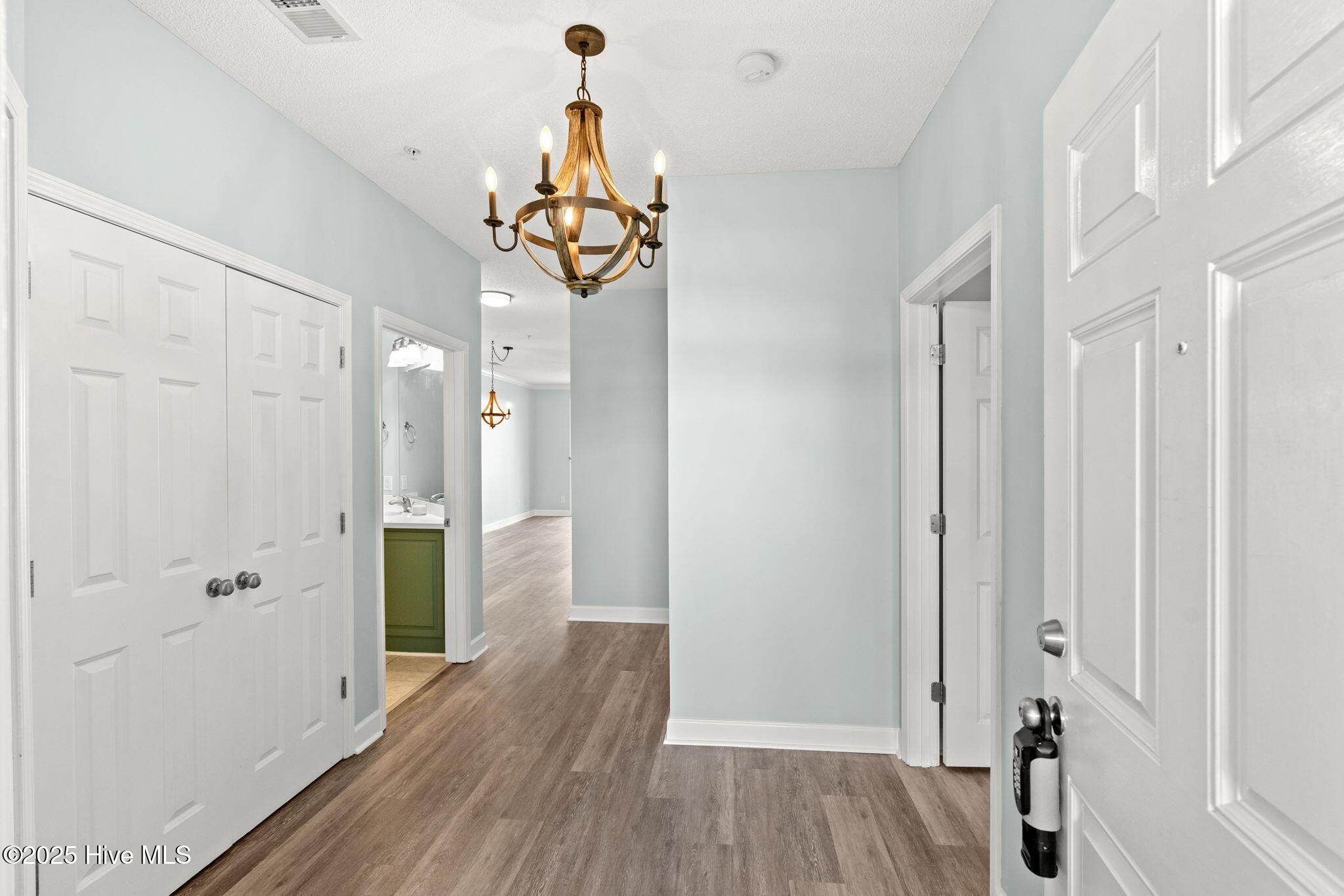 100542307 | Photo 25