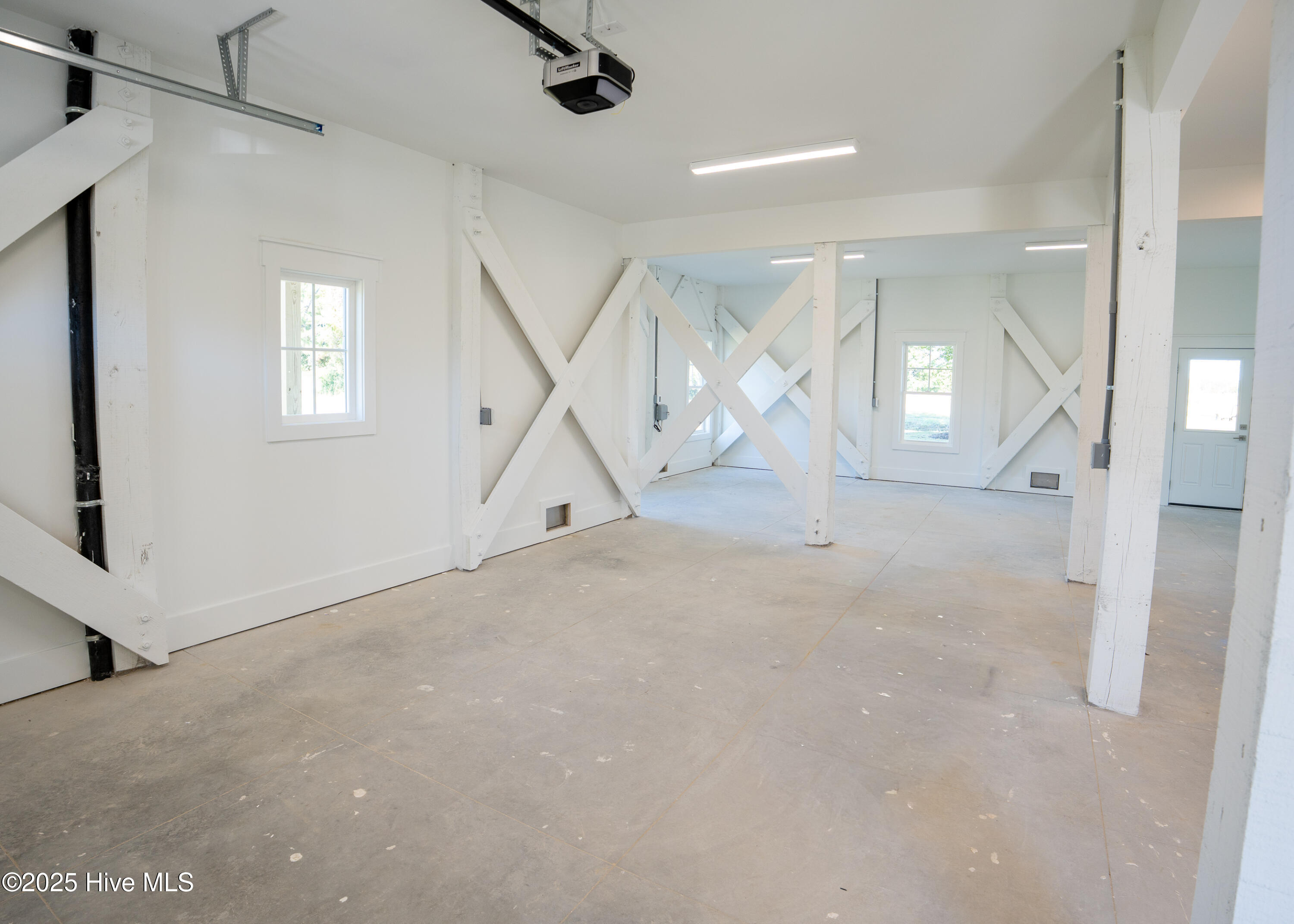 100557096 | Photo 61