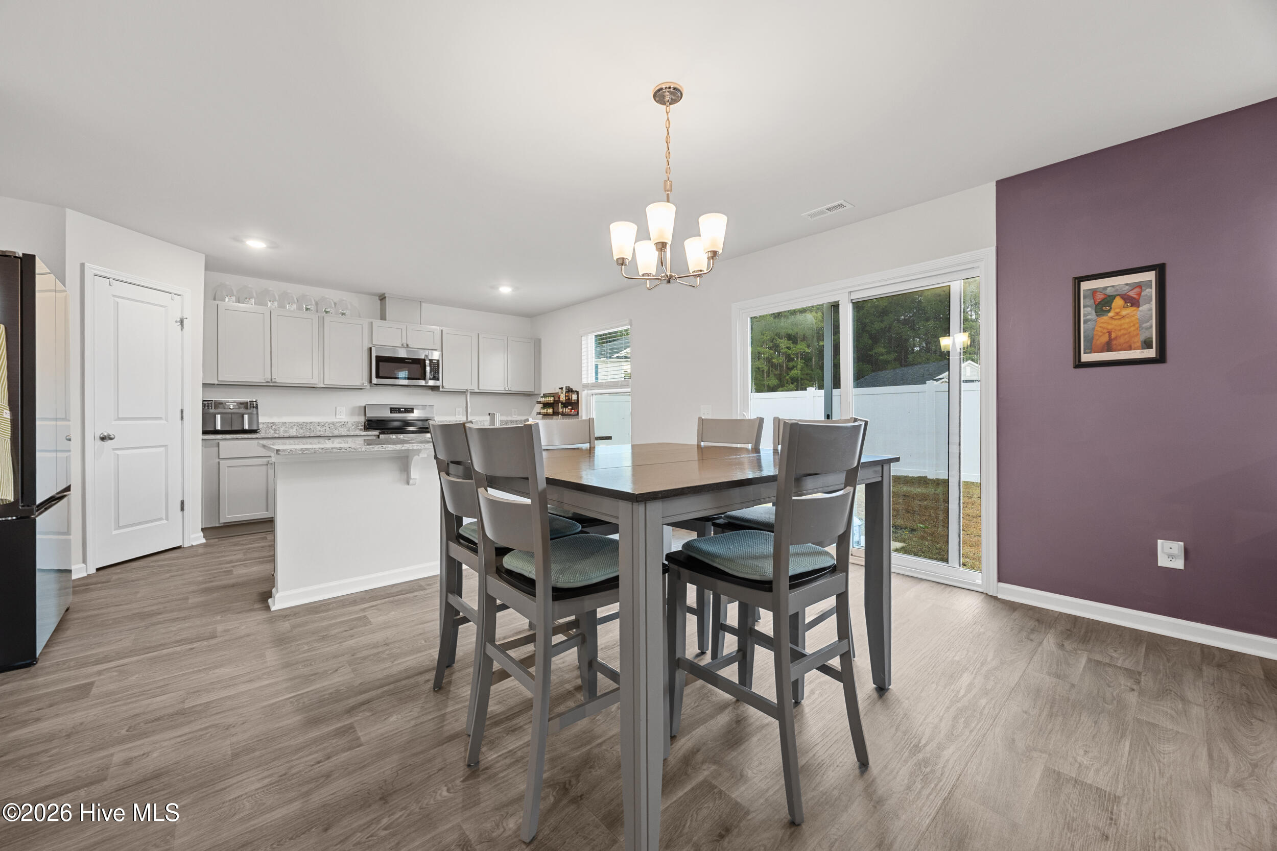 100561972 | Photo 14