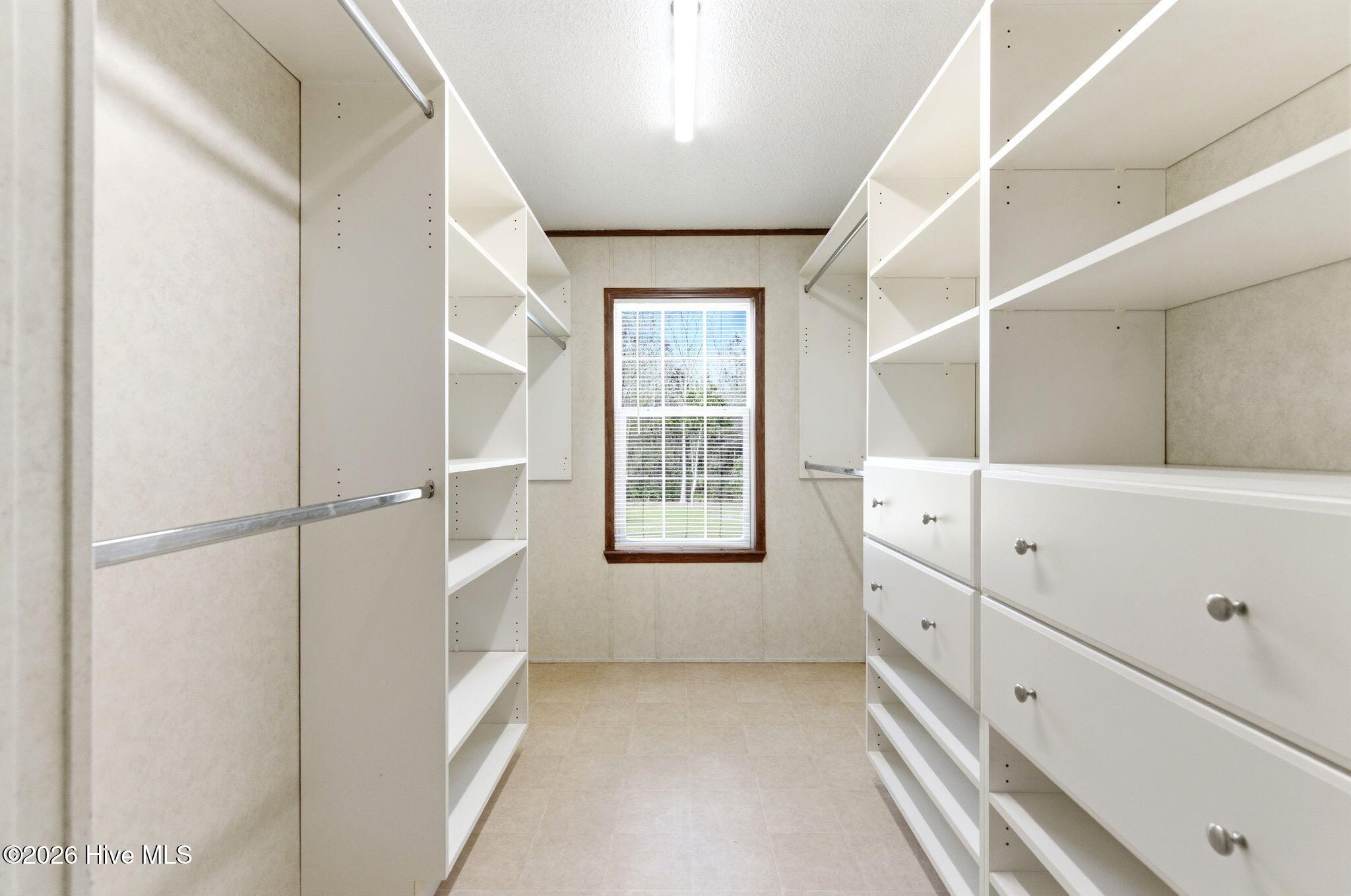 100561551 | Photo 35