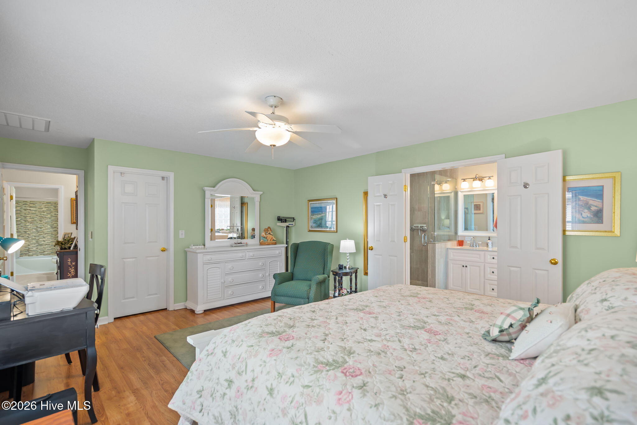 100557863 | Photo 29