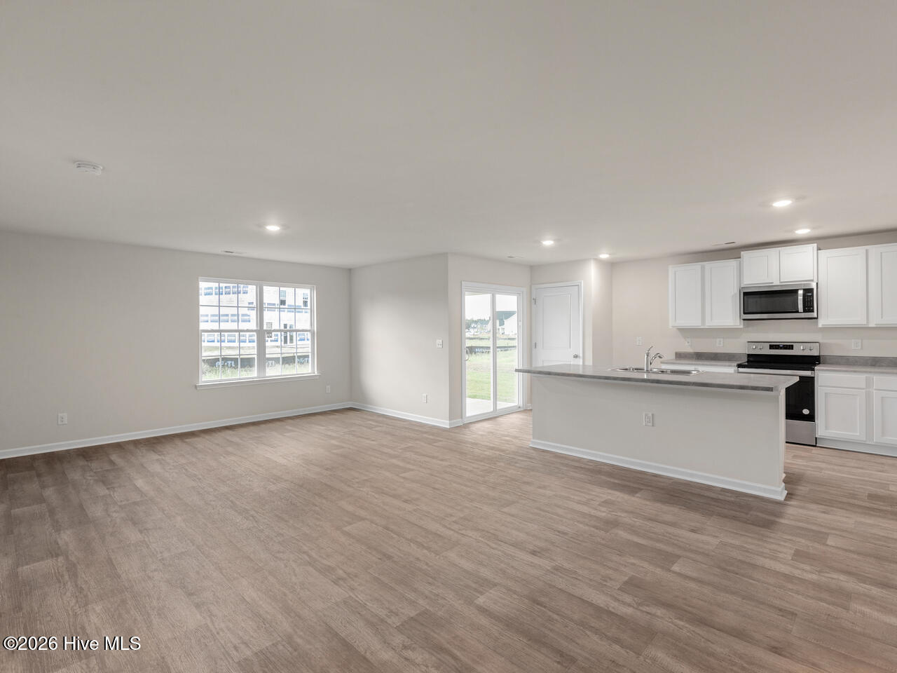 100547895 | Photo 16