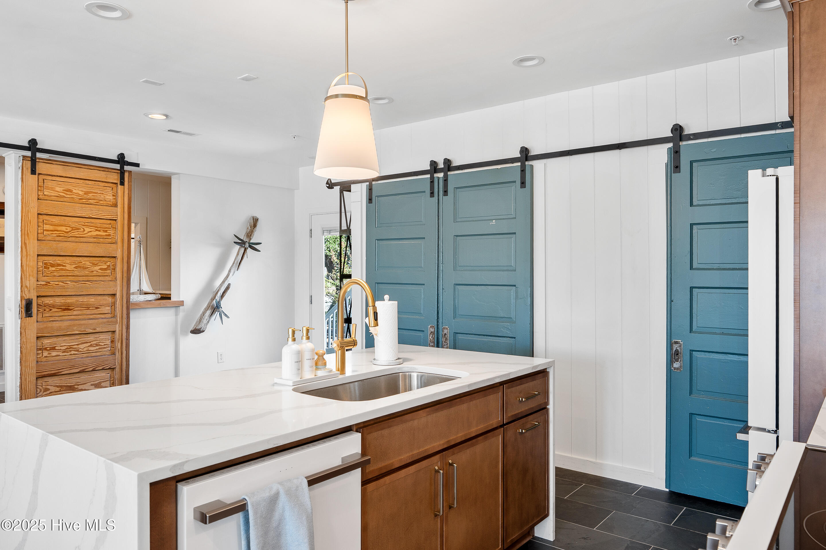 100559399 | Photo 19