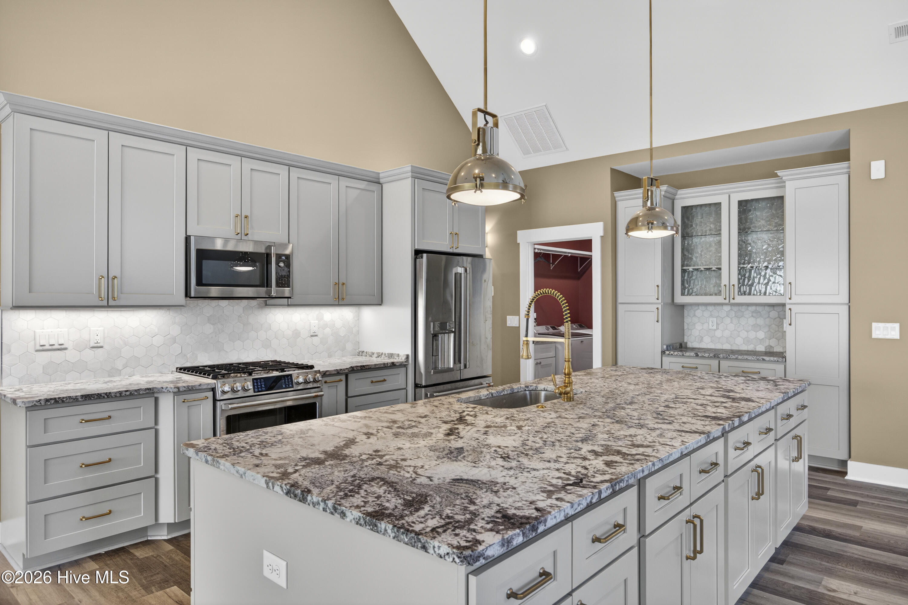 100569496 | Photo 17