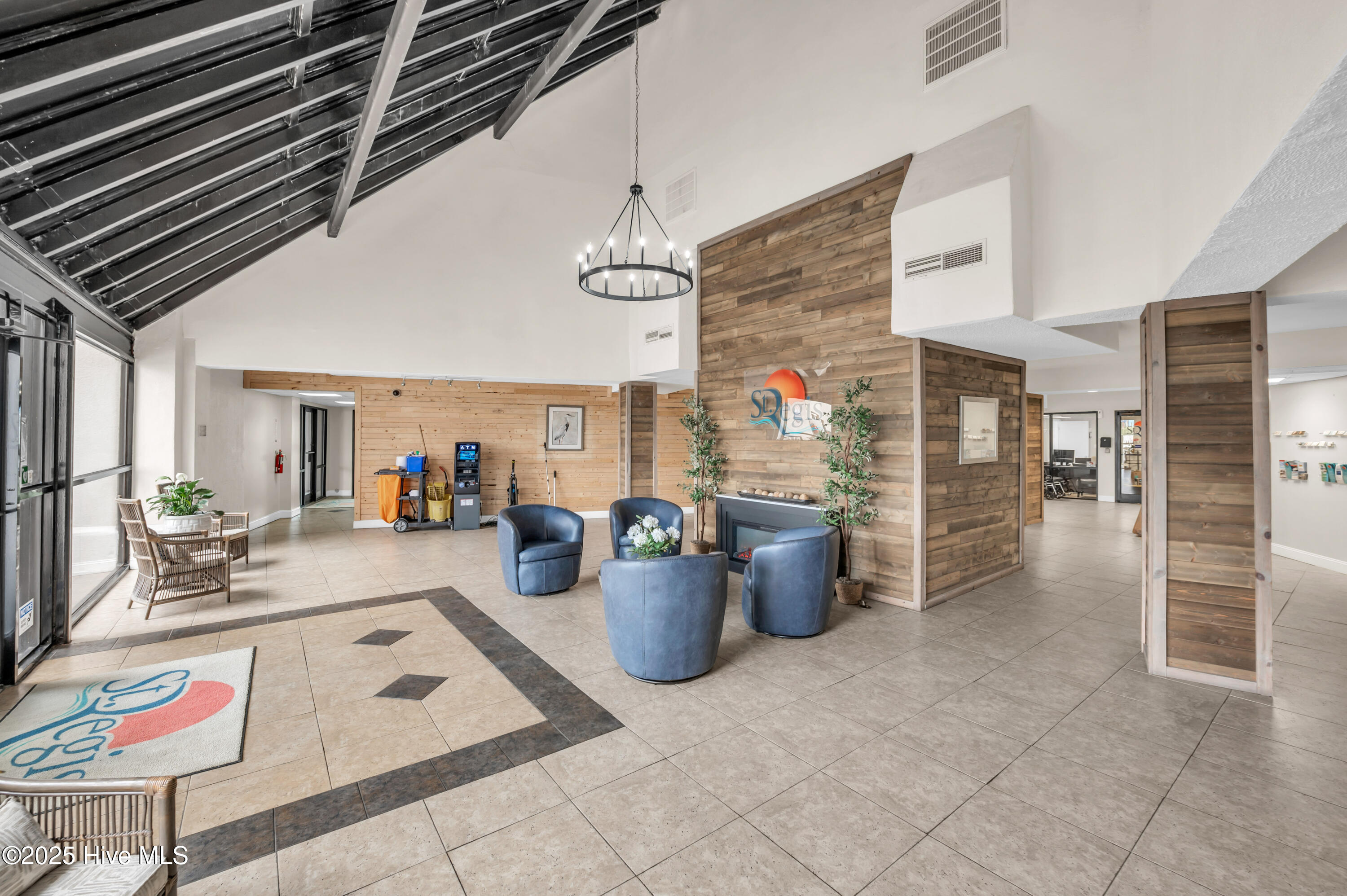 100498683 | Photo 25