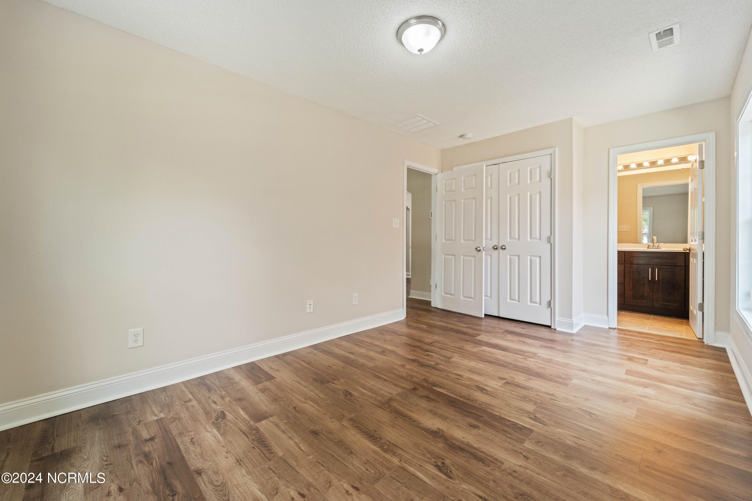 100562188 | Photo 11