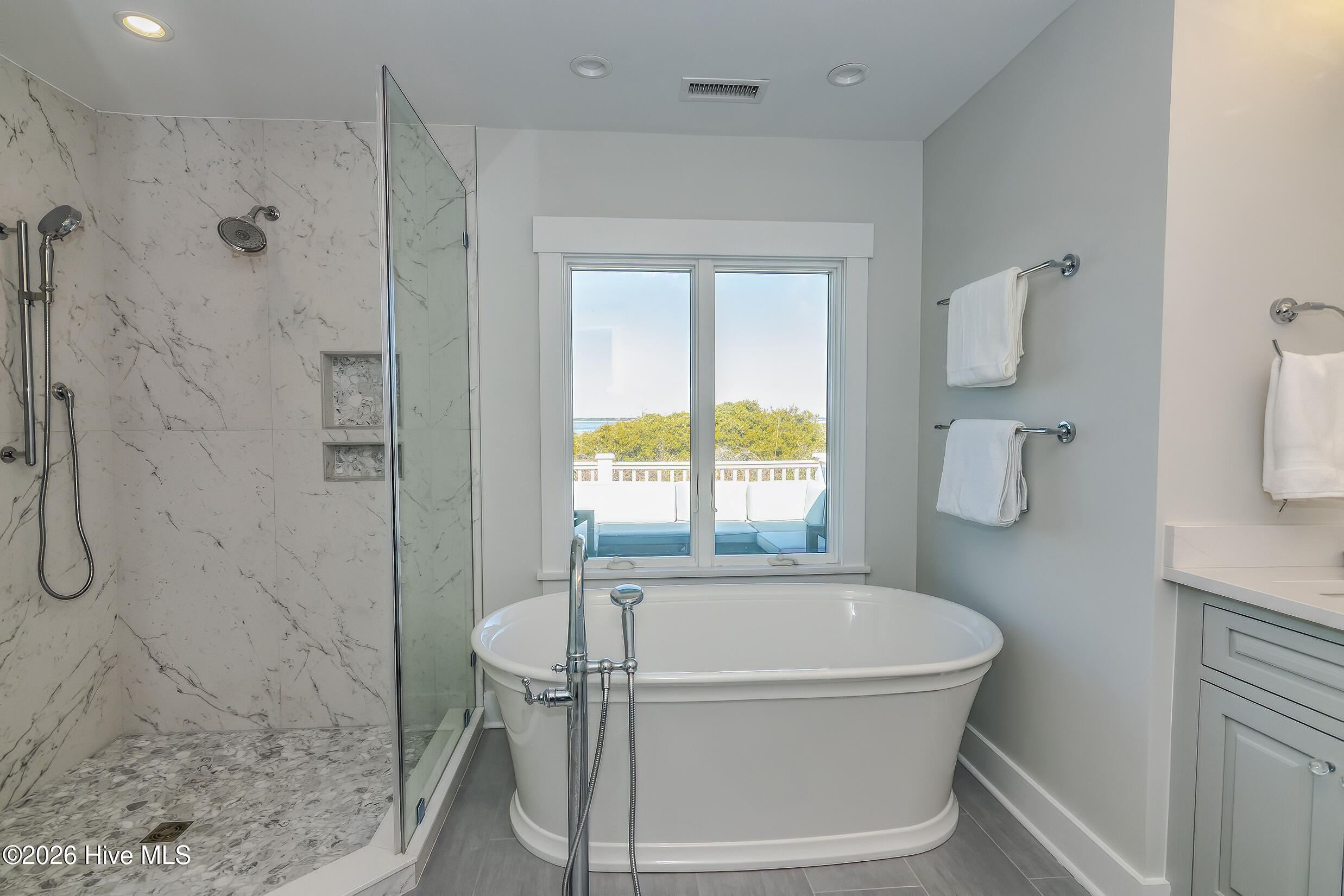 100560271 | Photo 37