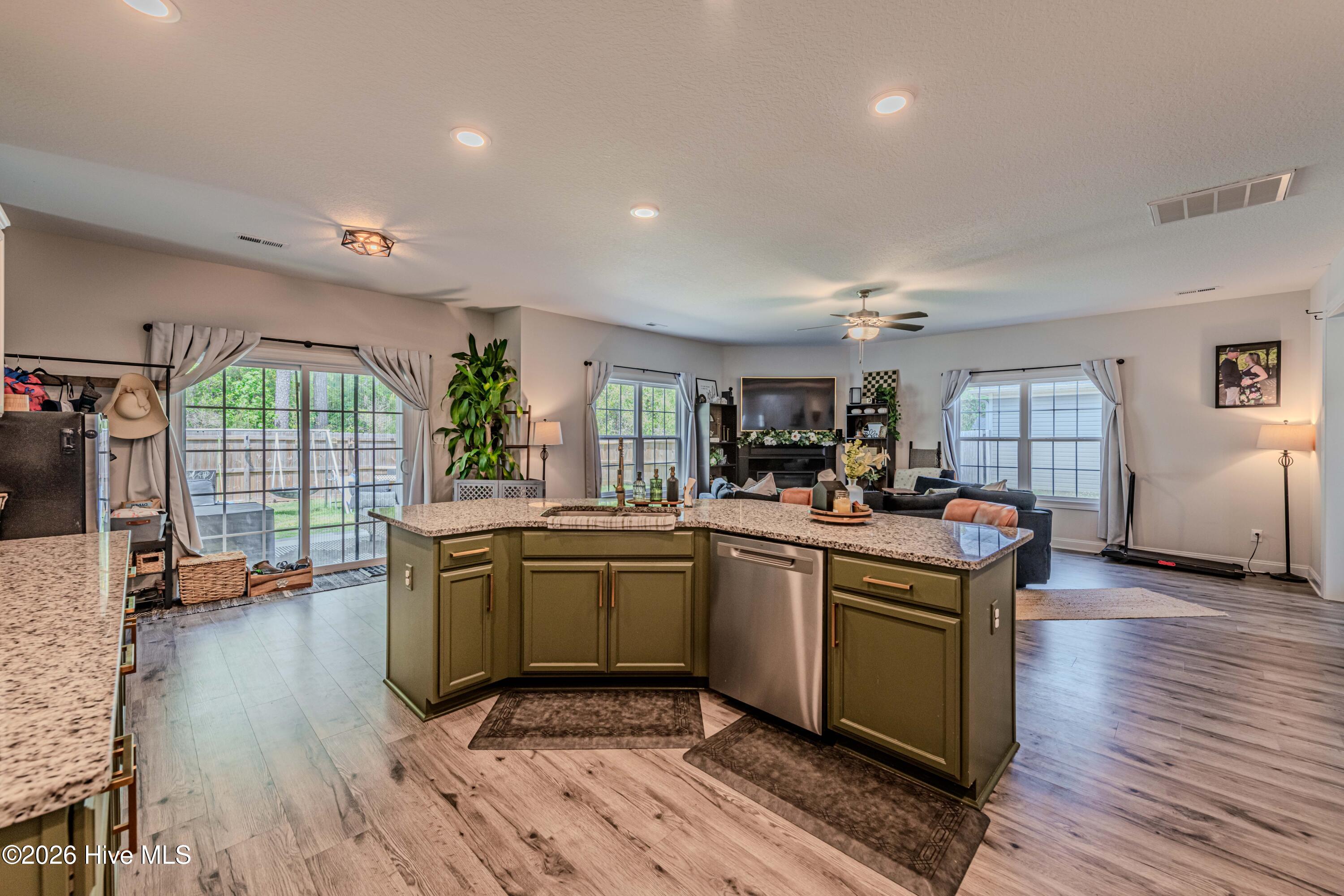 100570010 | Photo 12