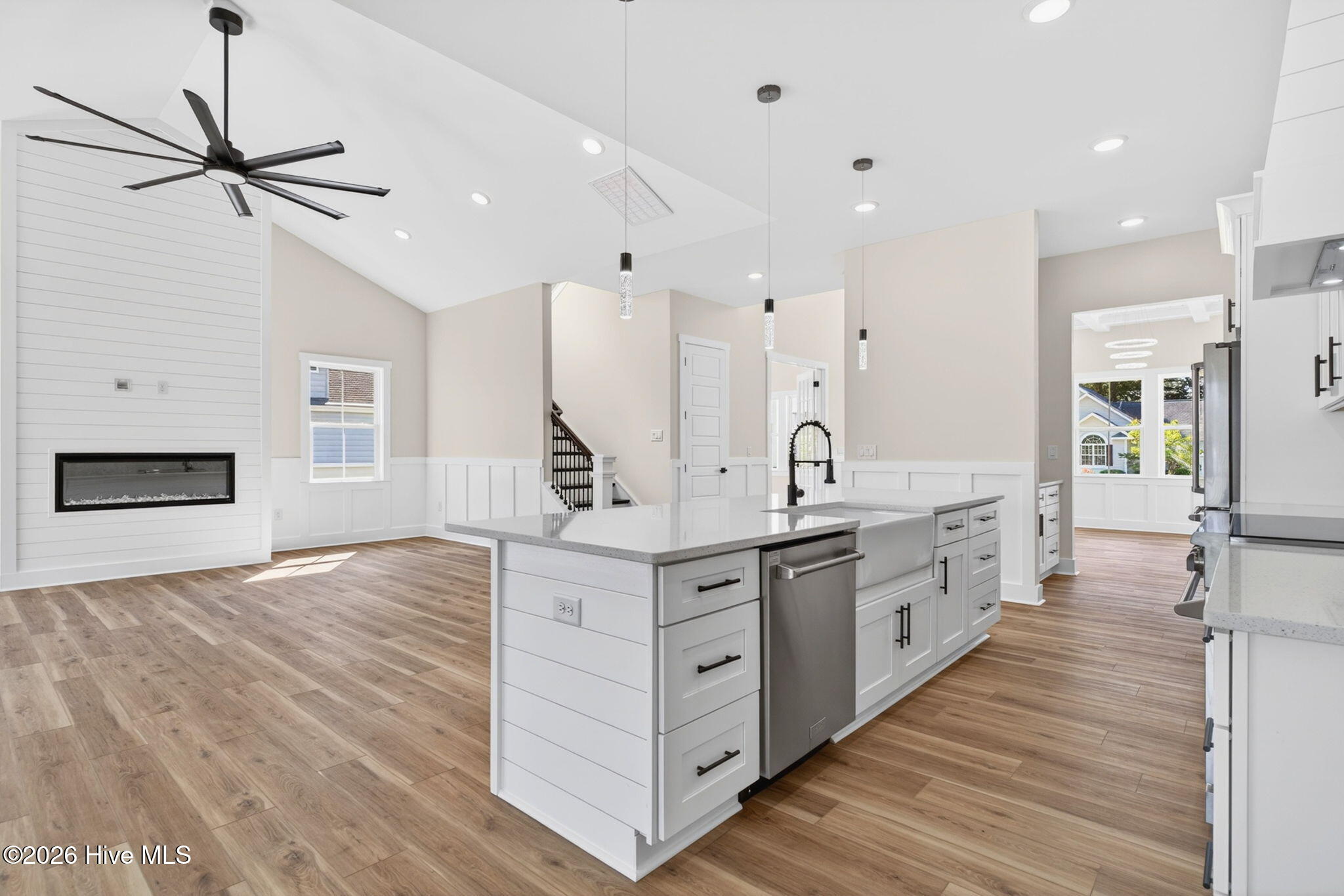 100568512 | Photo 23