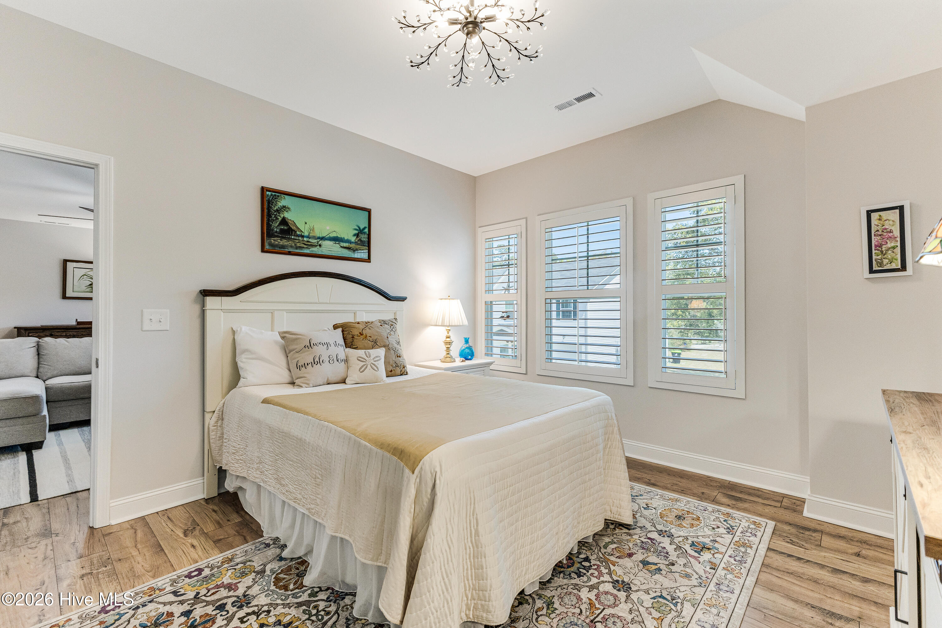 100565599 | Photo 25