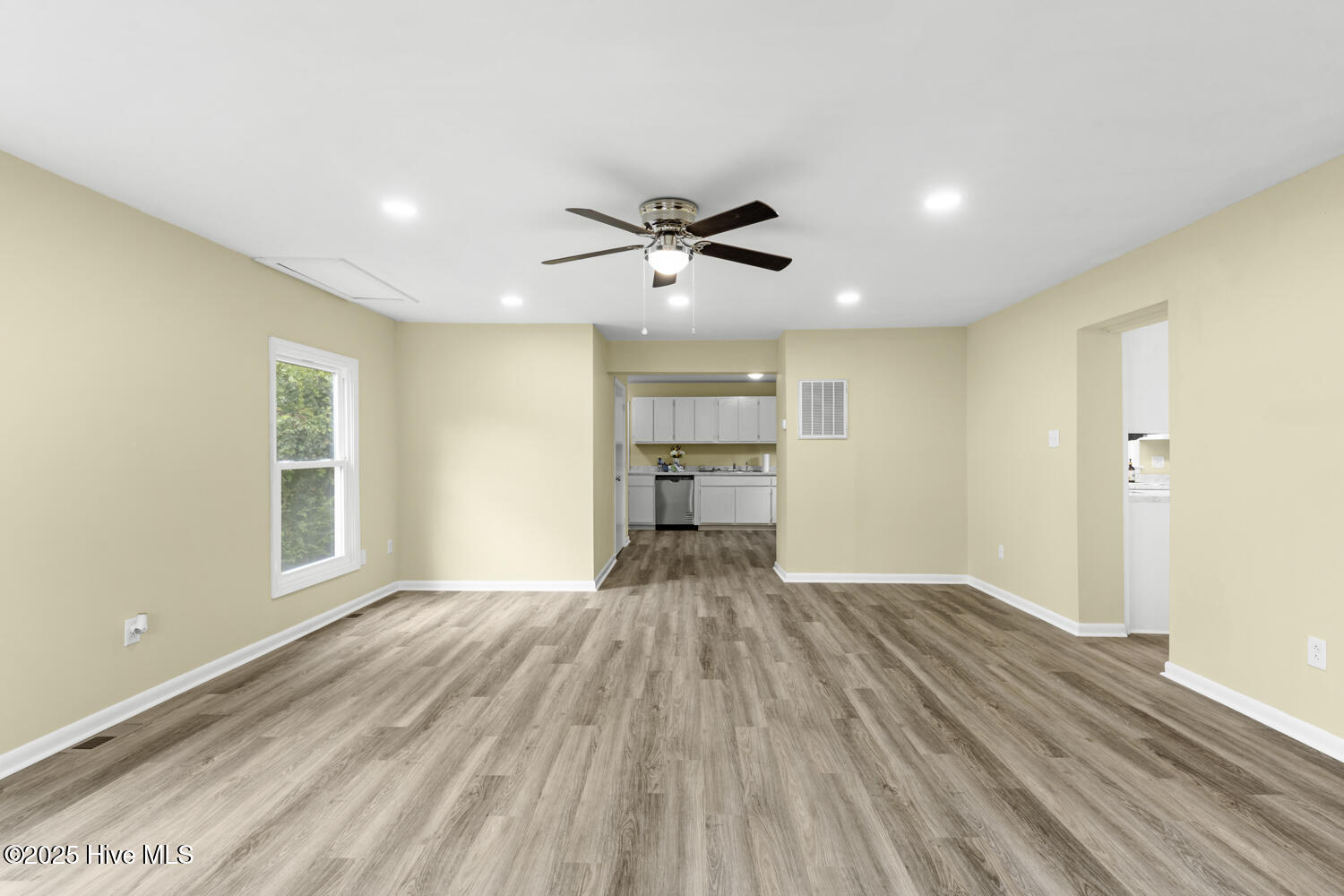 100534316 | Photo 15