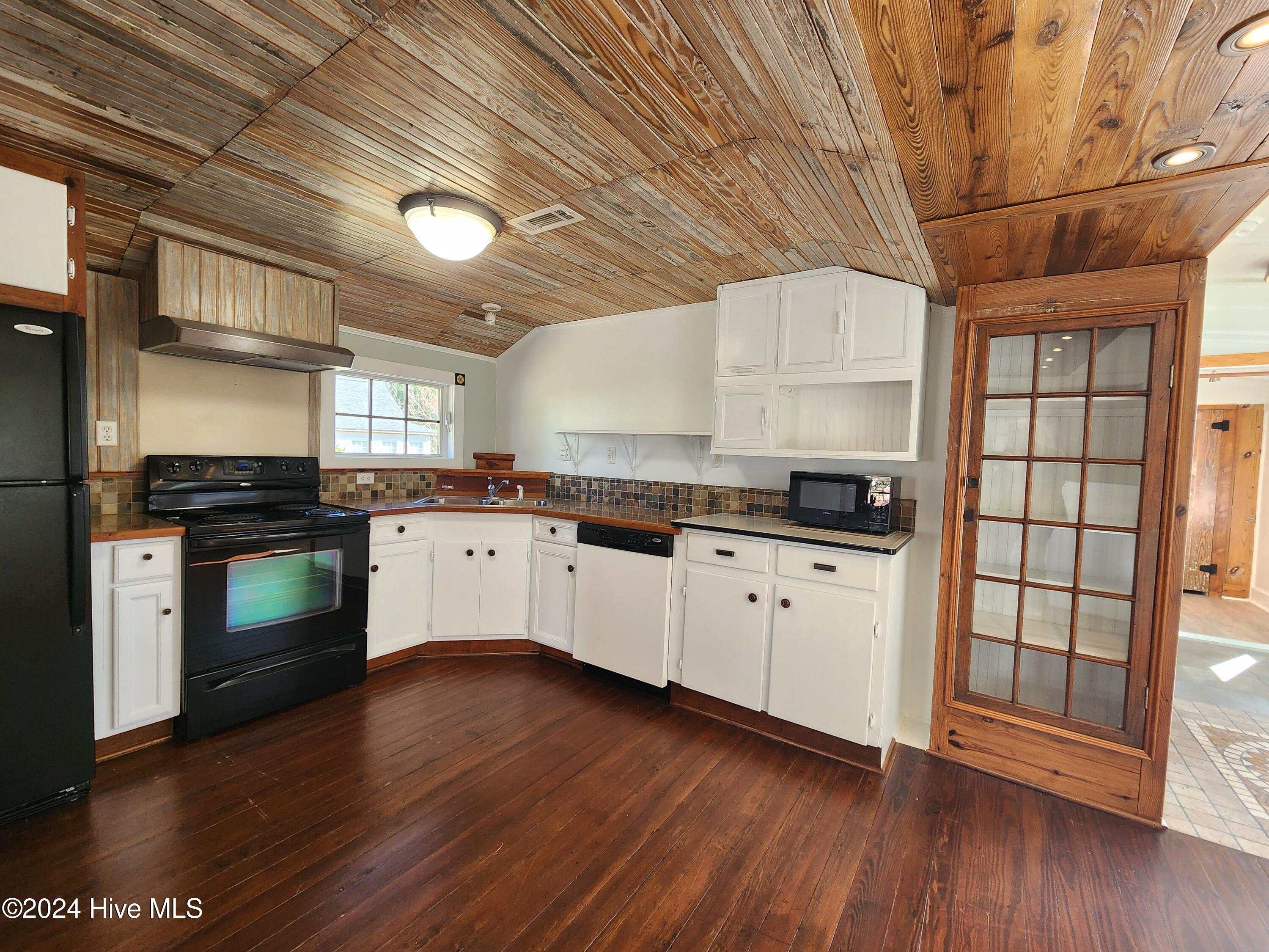 100570380 | Photo 11