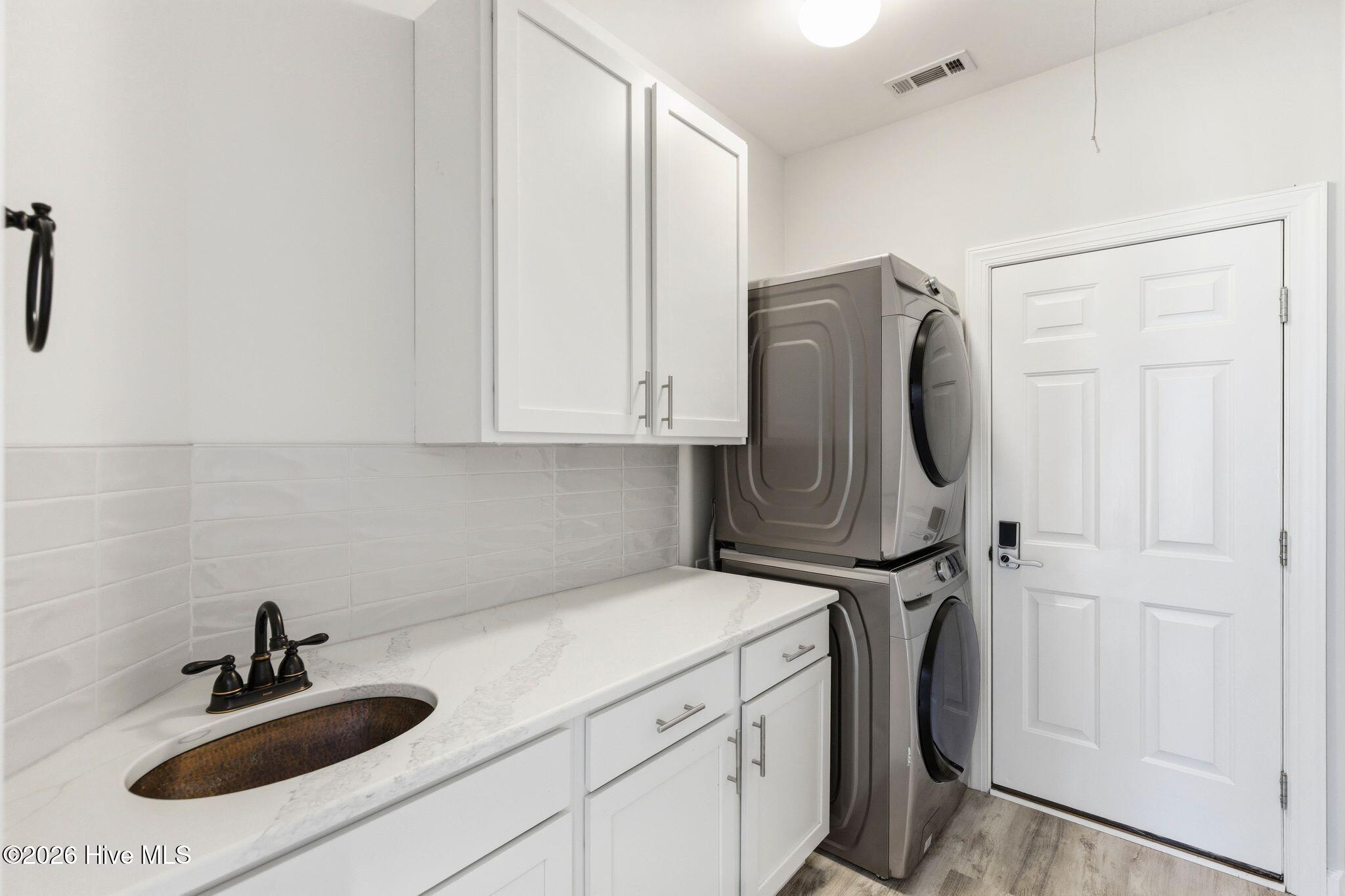 100567586 | Photo 33