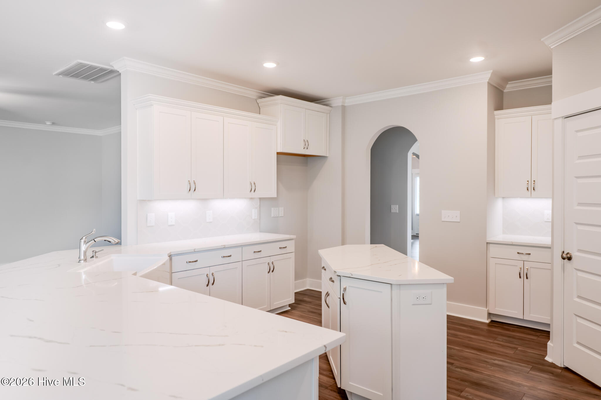 100567790 | Photo 23