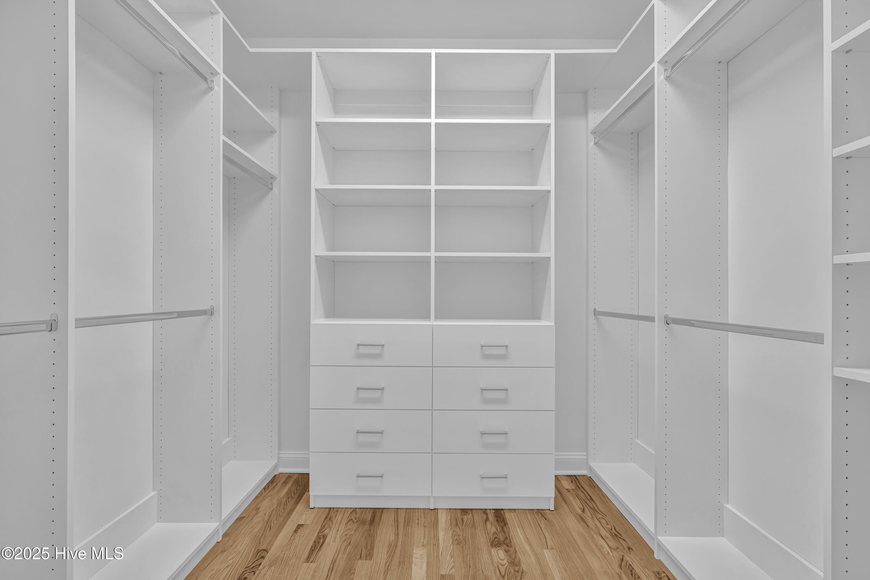 100565717 | Photo 32