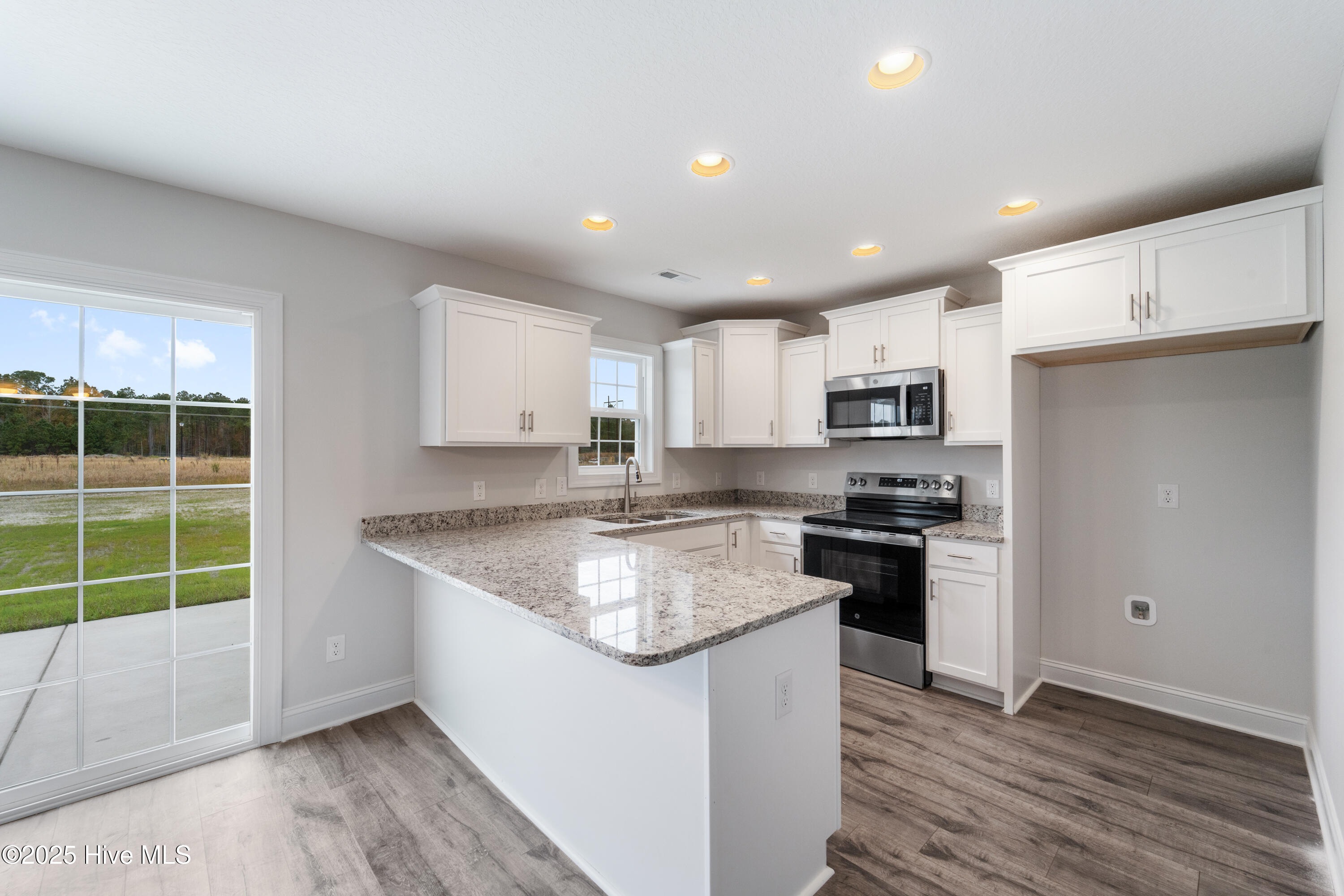 100502938 | Photo 10