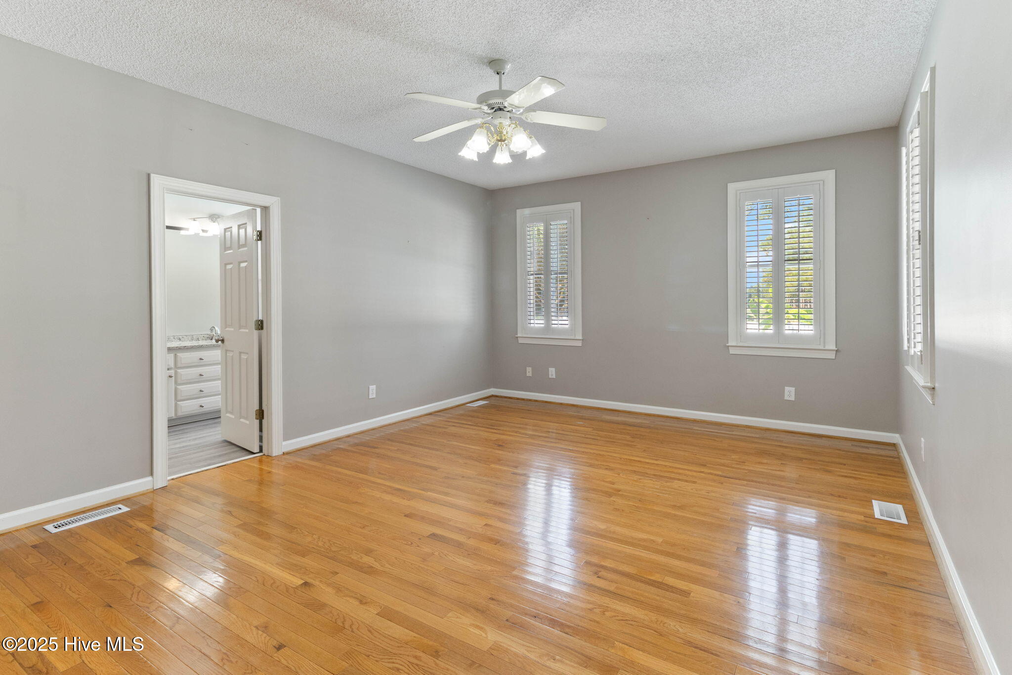 100533905 | Photo 26