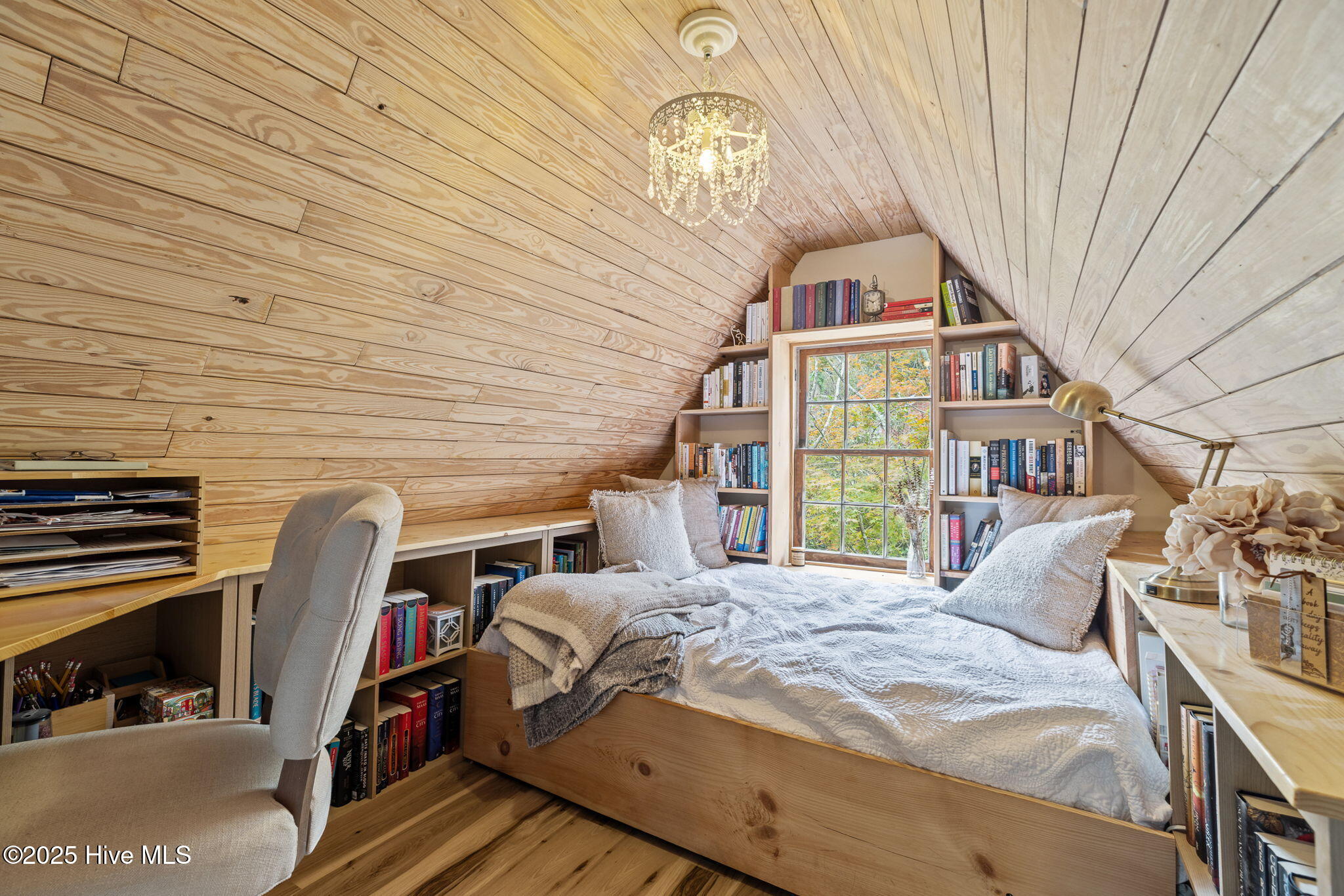 100533679 | Photo 44