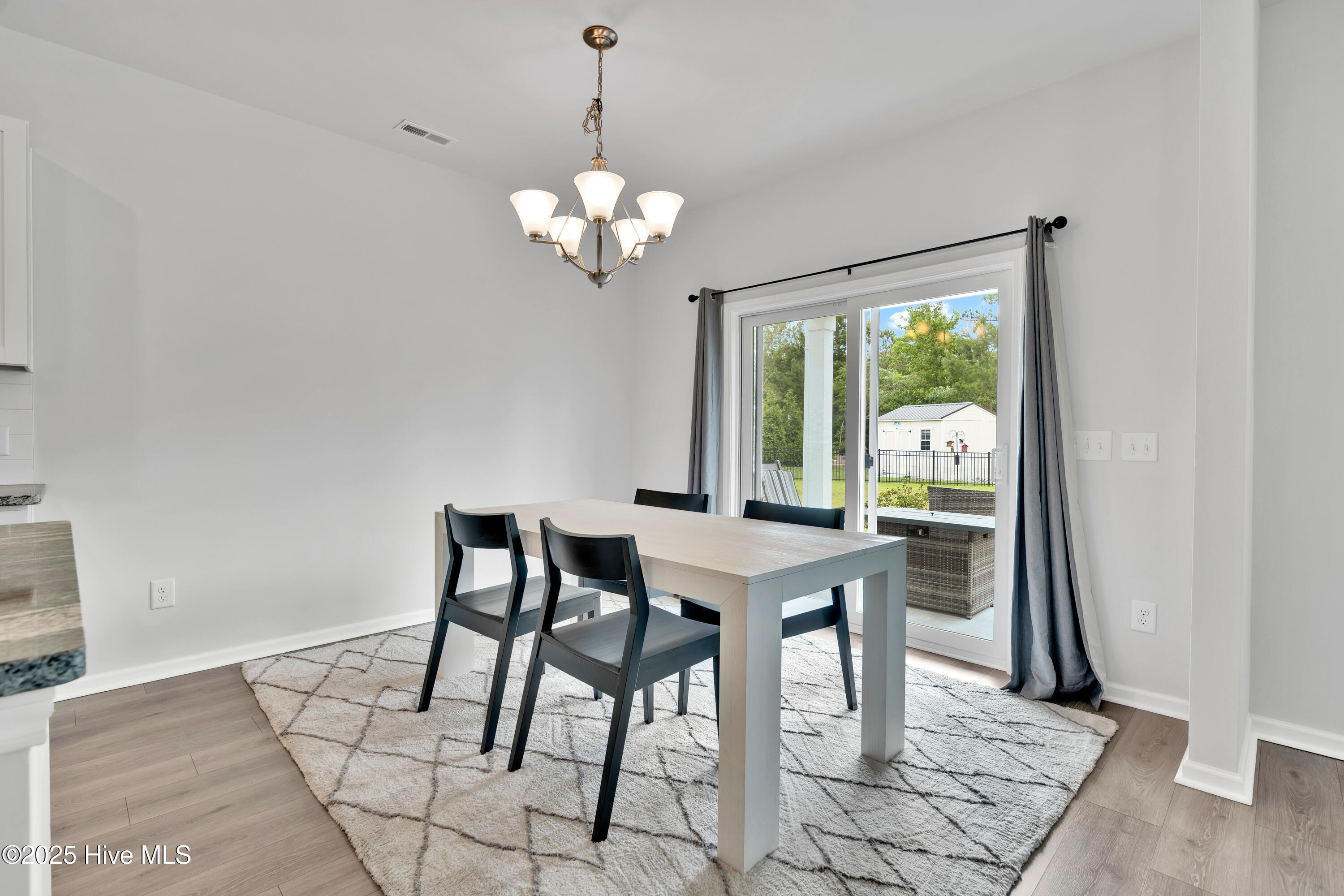 100513035 | Photo 11