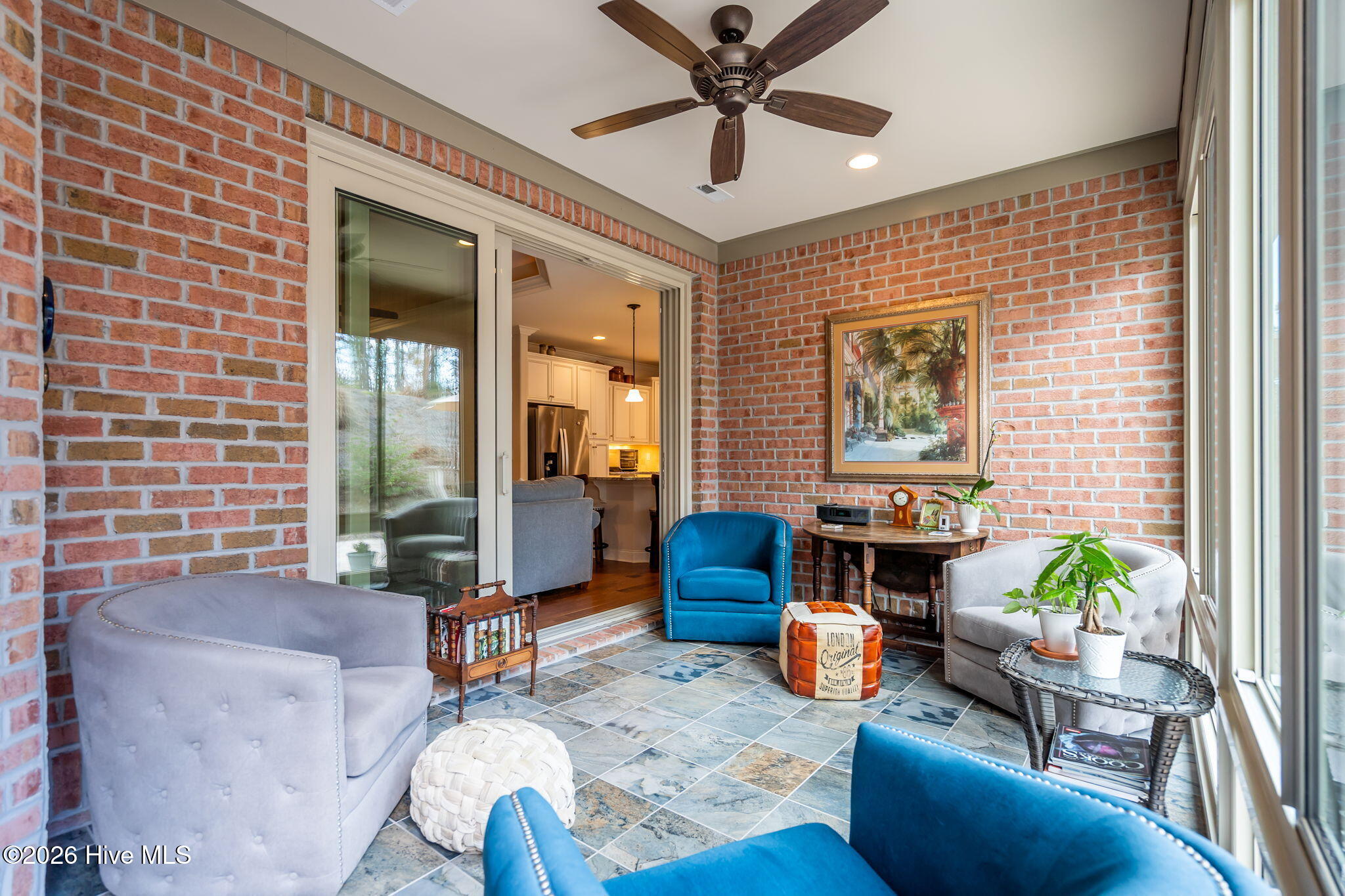 100565416 | Photo 28