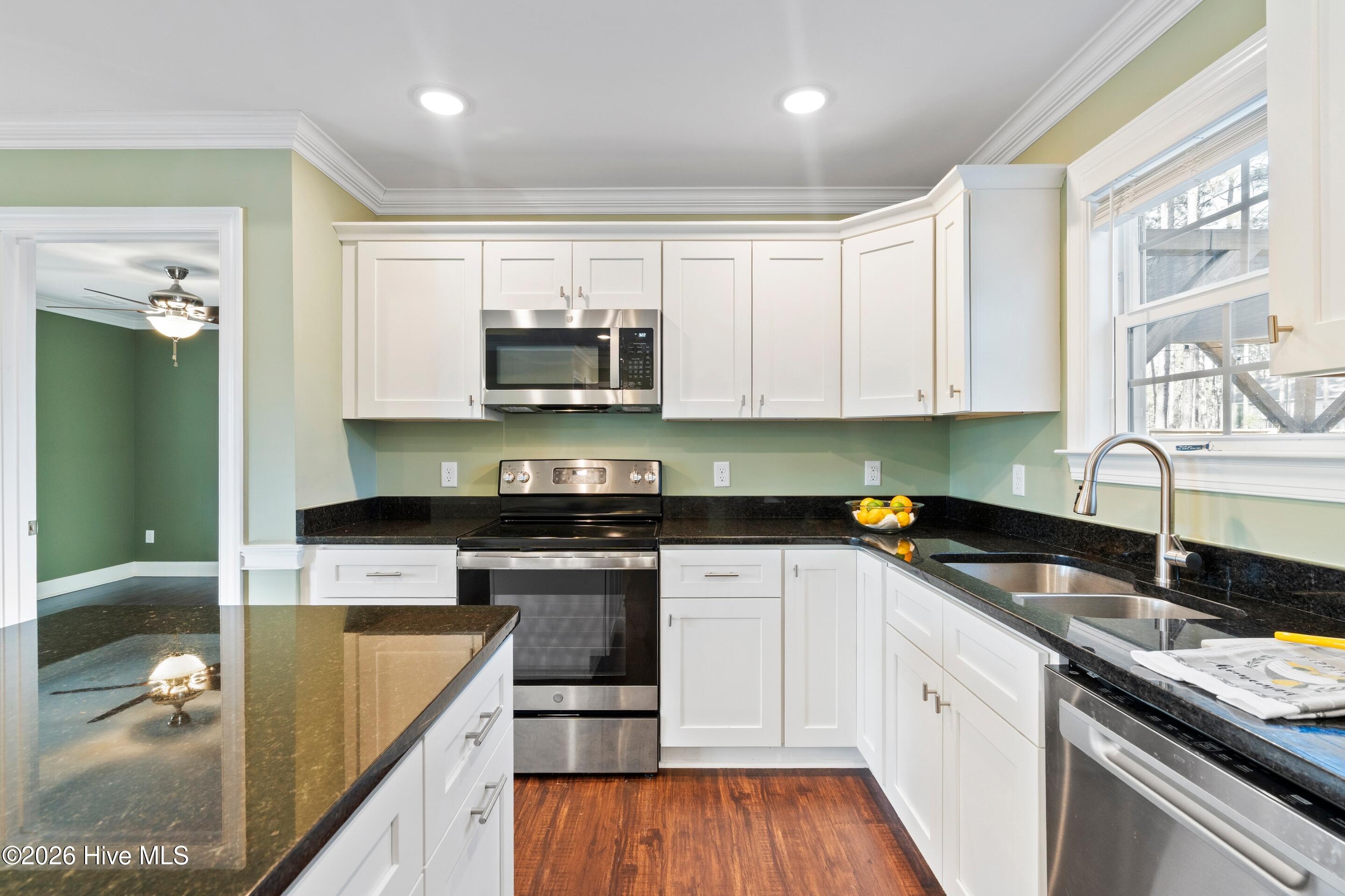 100548335 | Photo 15