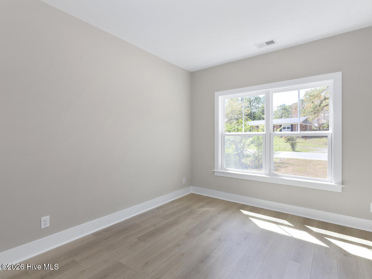 100565274 | Photo 24