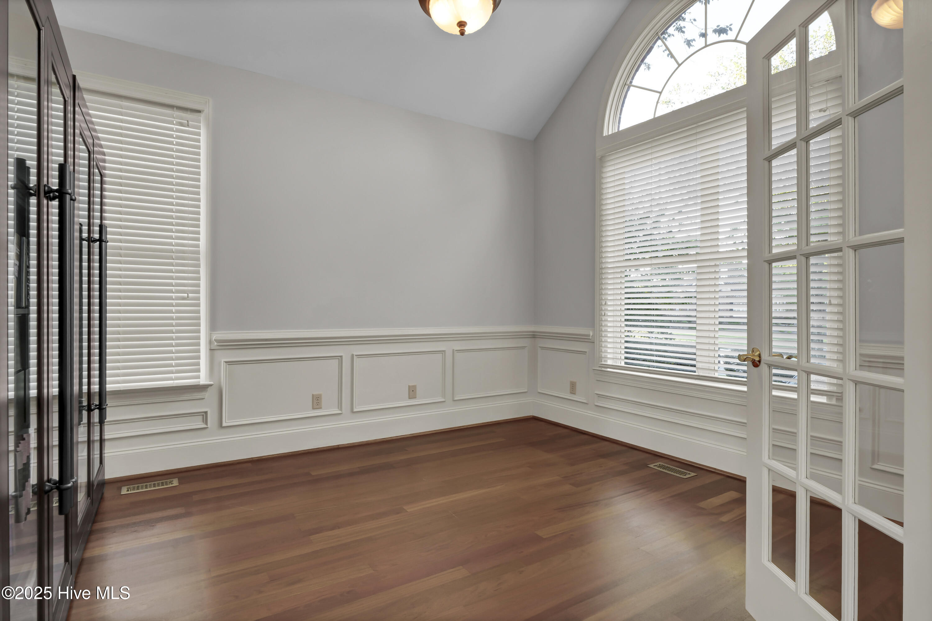 100535642 | Photo 24