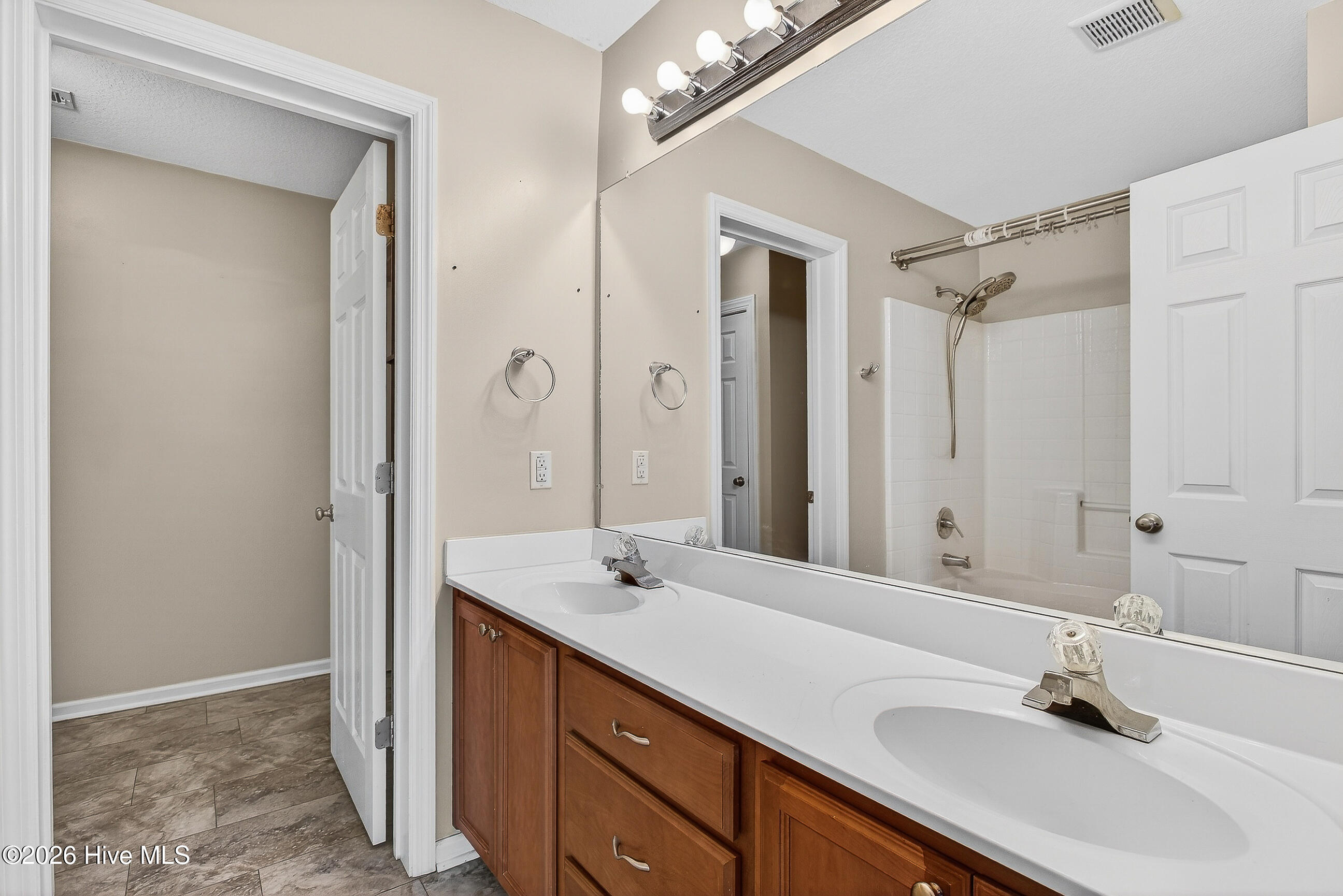 100563999 | Photo 16