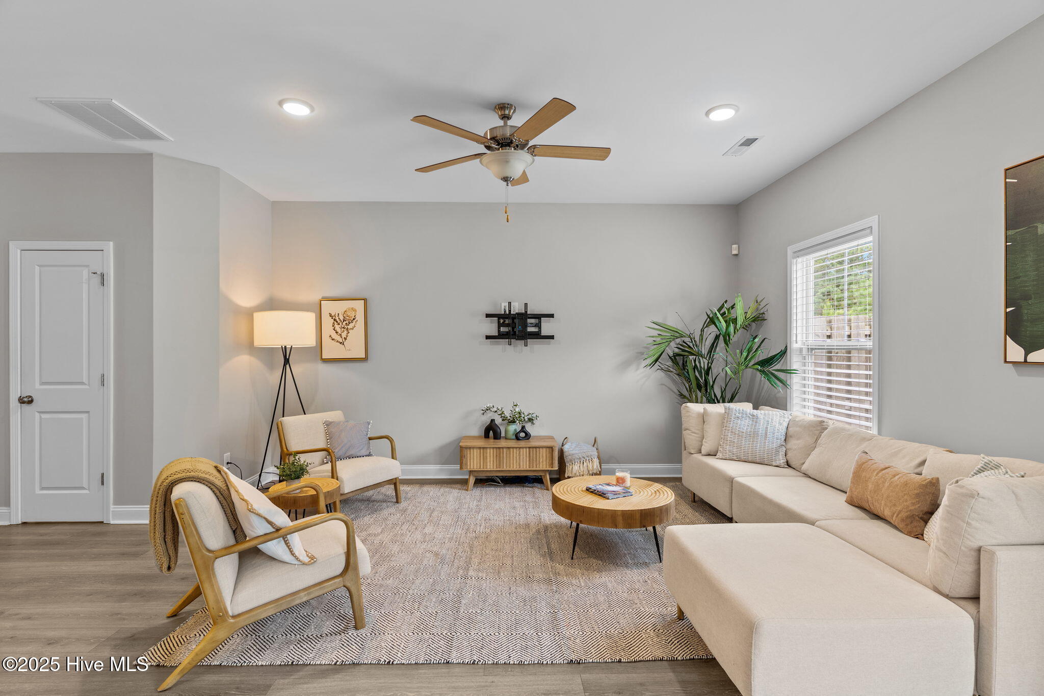 1527 Grey Cliff, Wilmington, NC 28405 – photo 13: 14-living_room_straight_to_tv