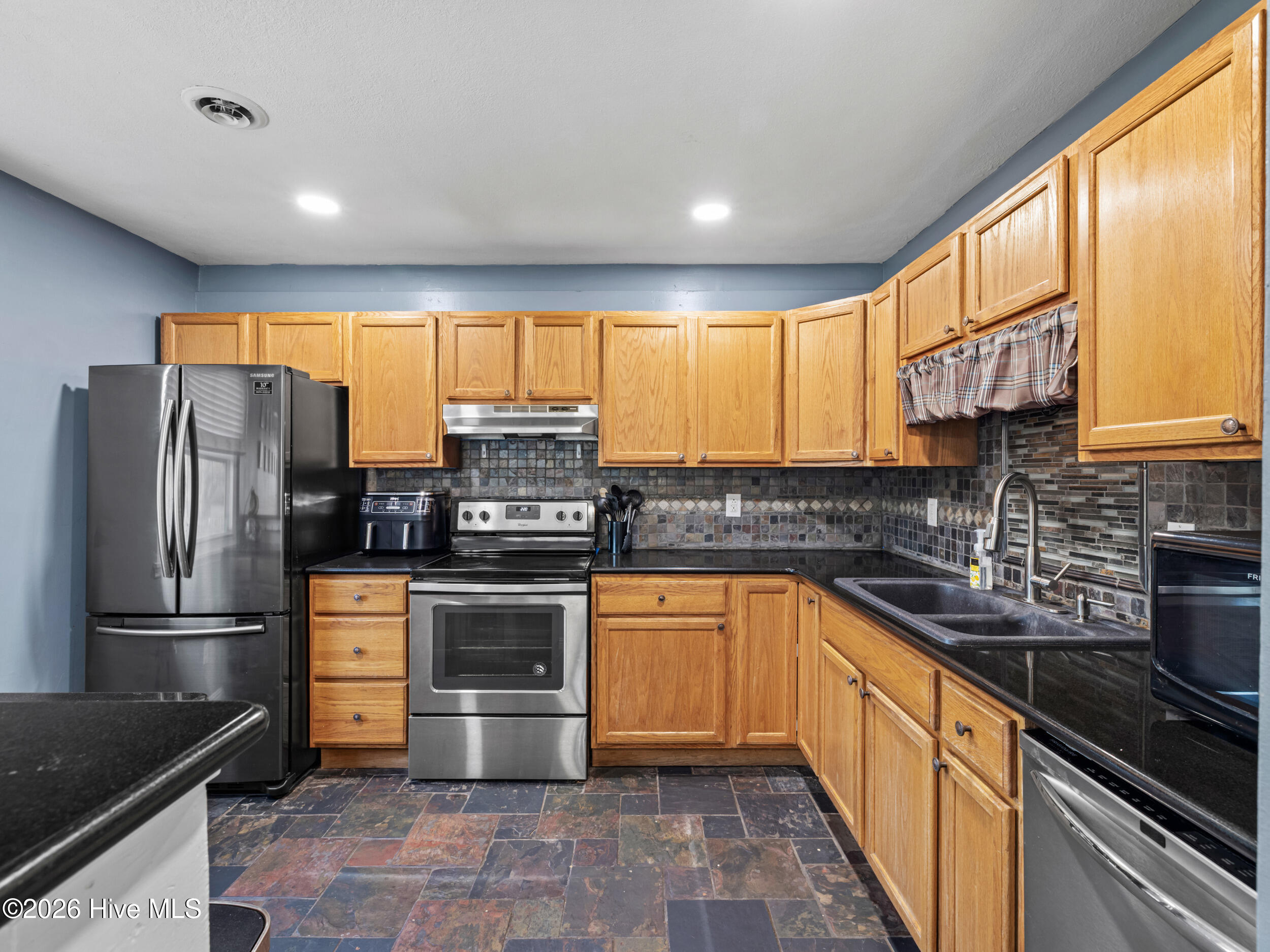 100550841 | Photo 11