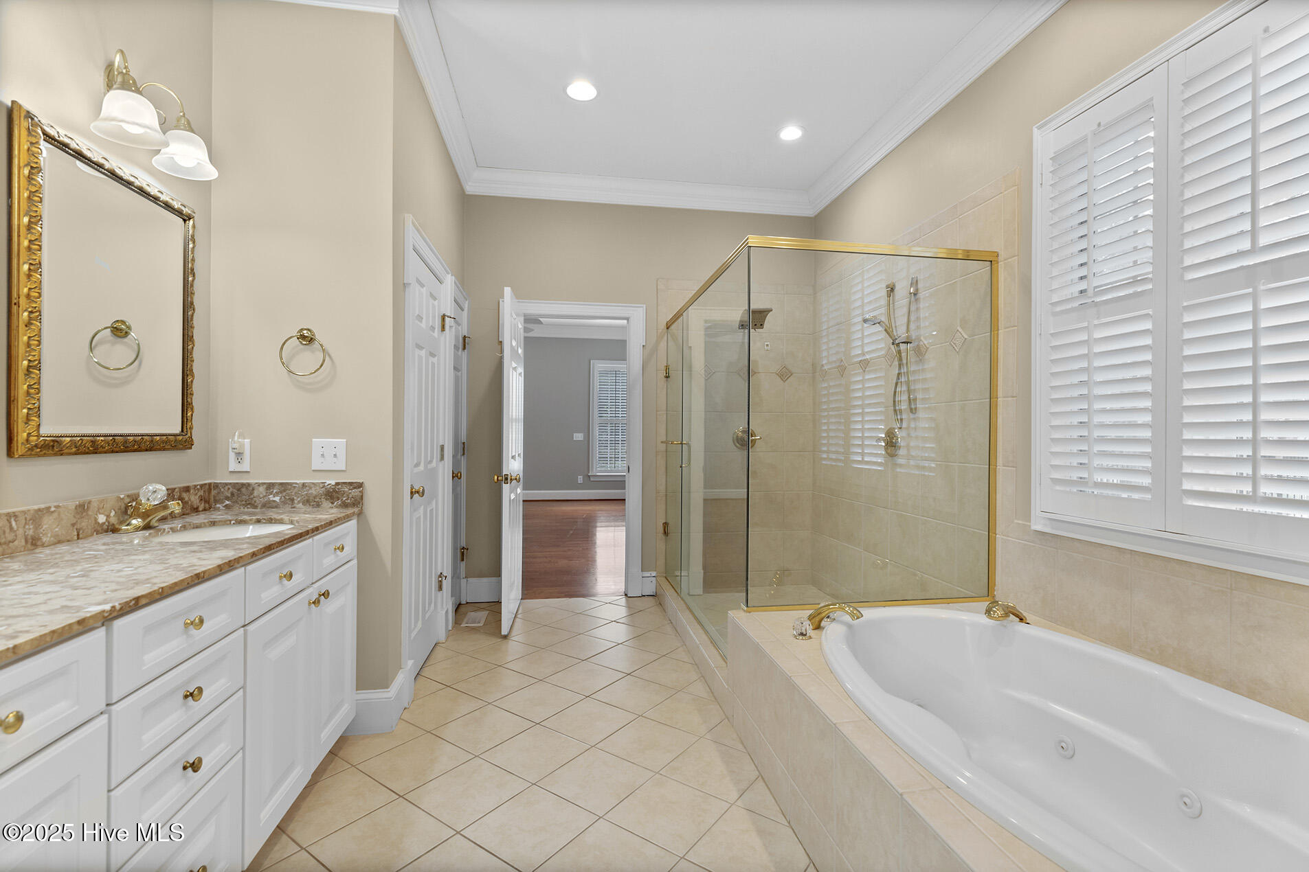 100545737 | Photo 44