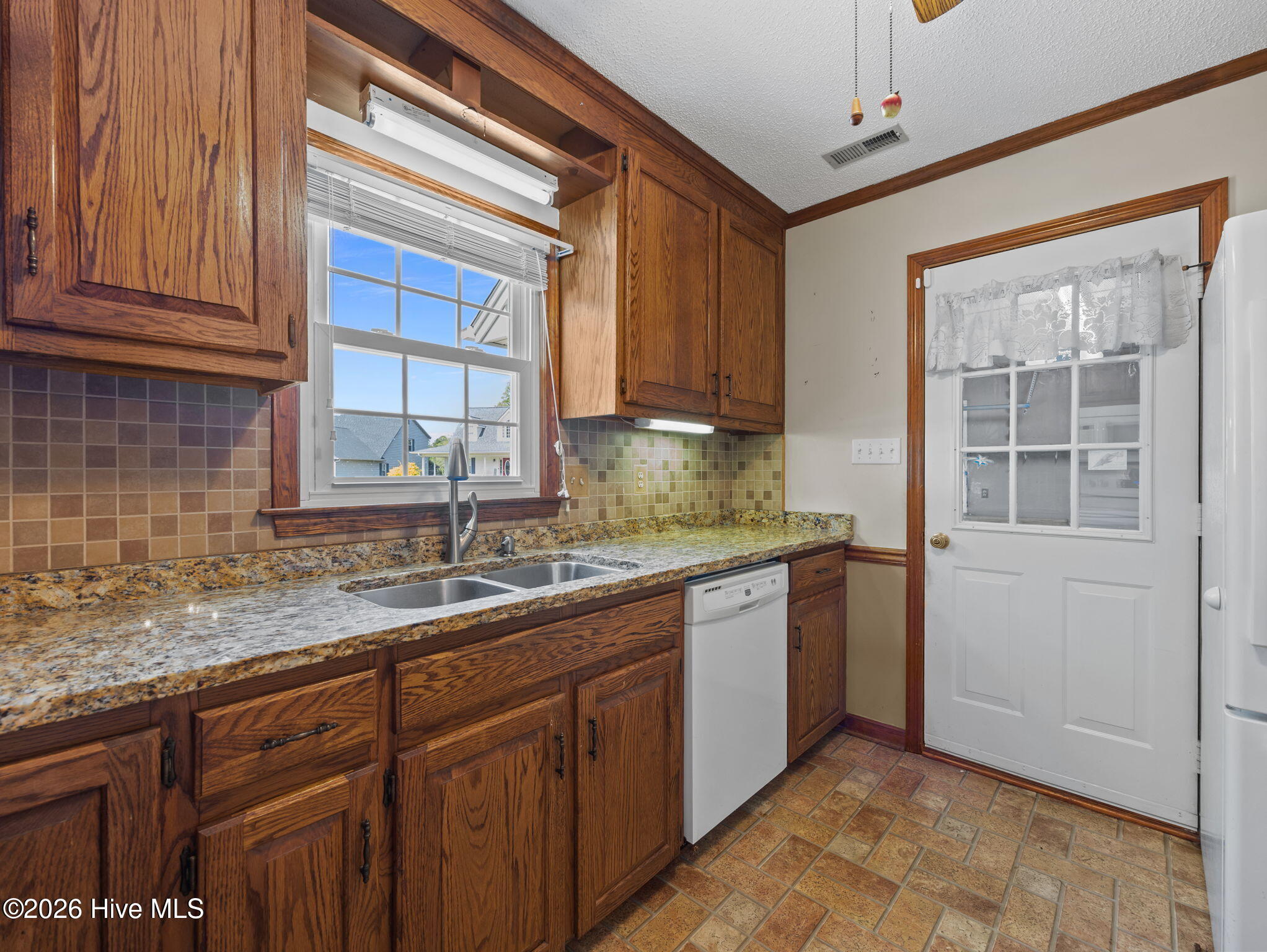 100565742 | Photo 11