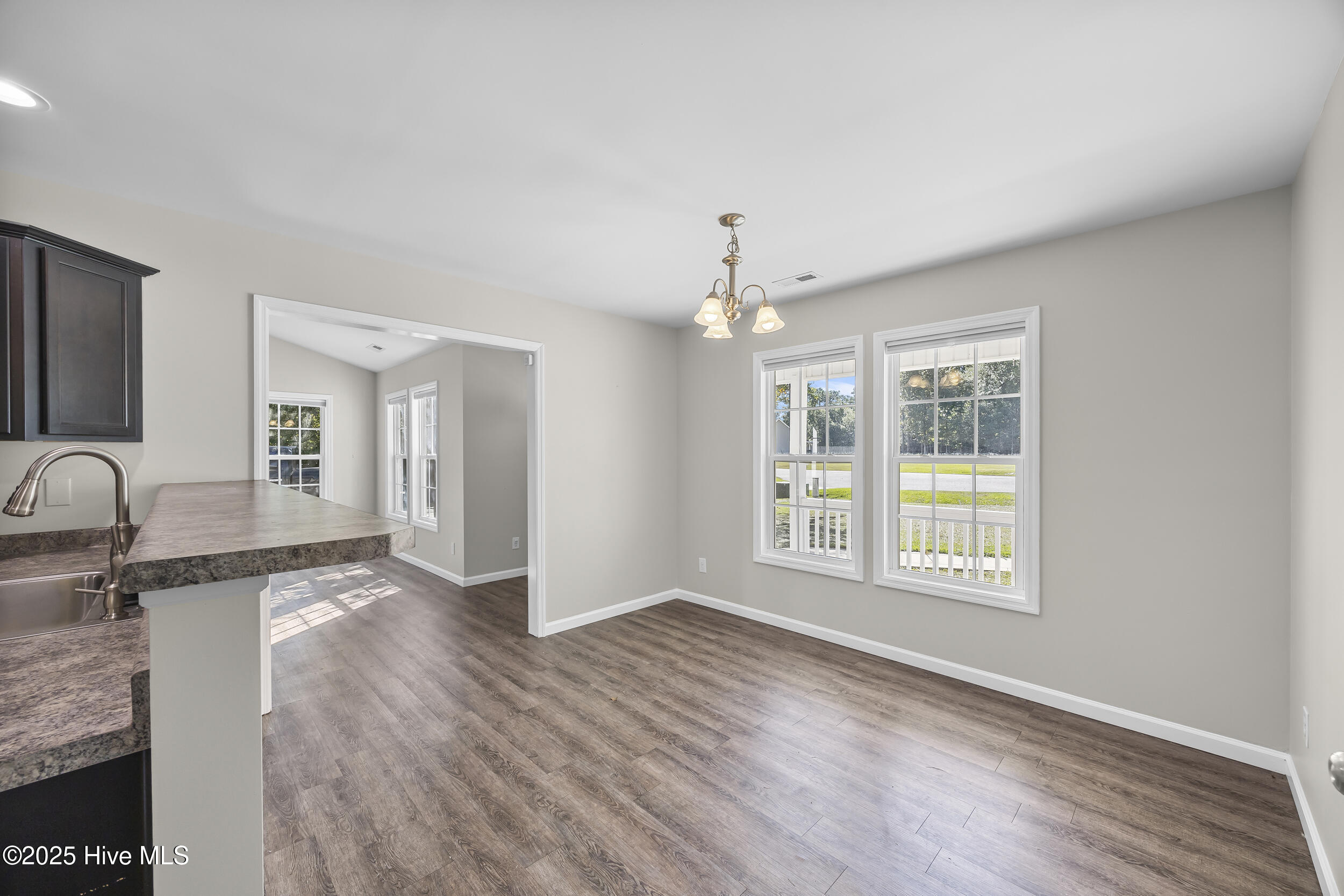 100533405 | Photo 18