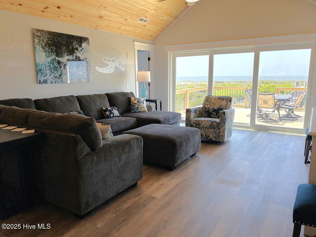 100533817 | Photo 14