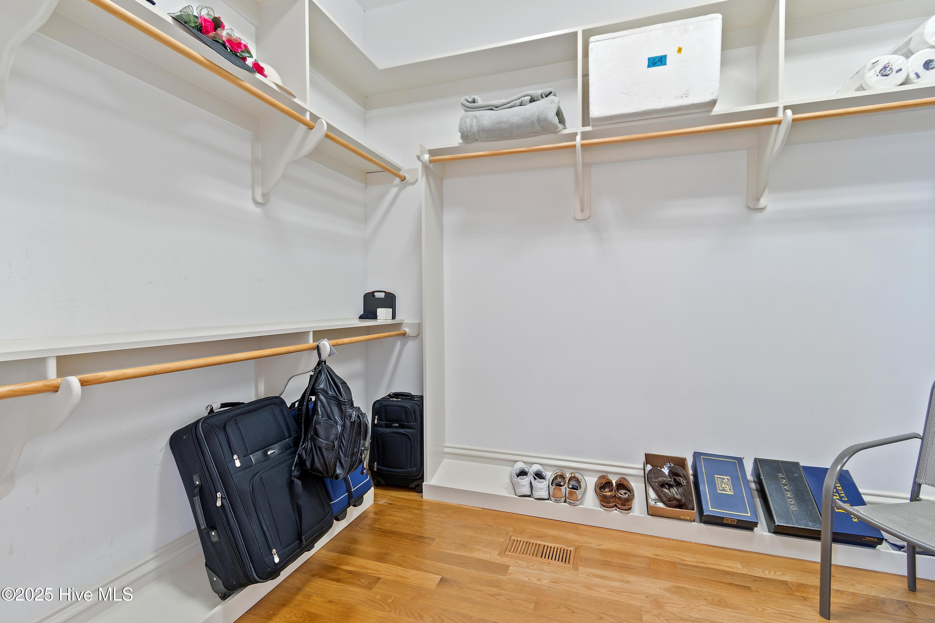 100526720 | Photo 26