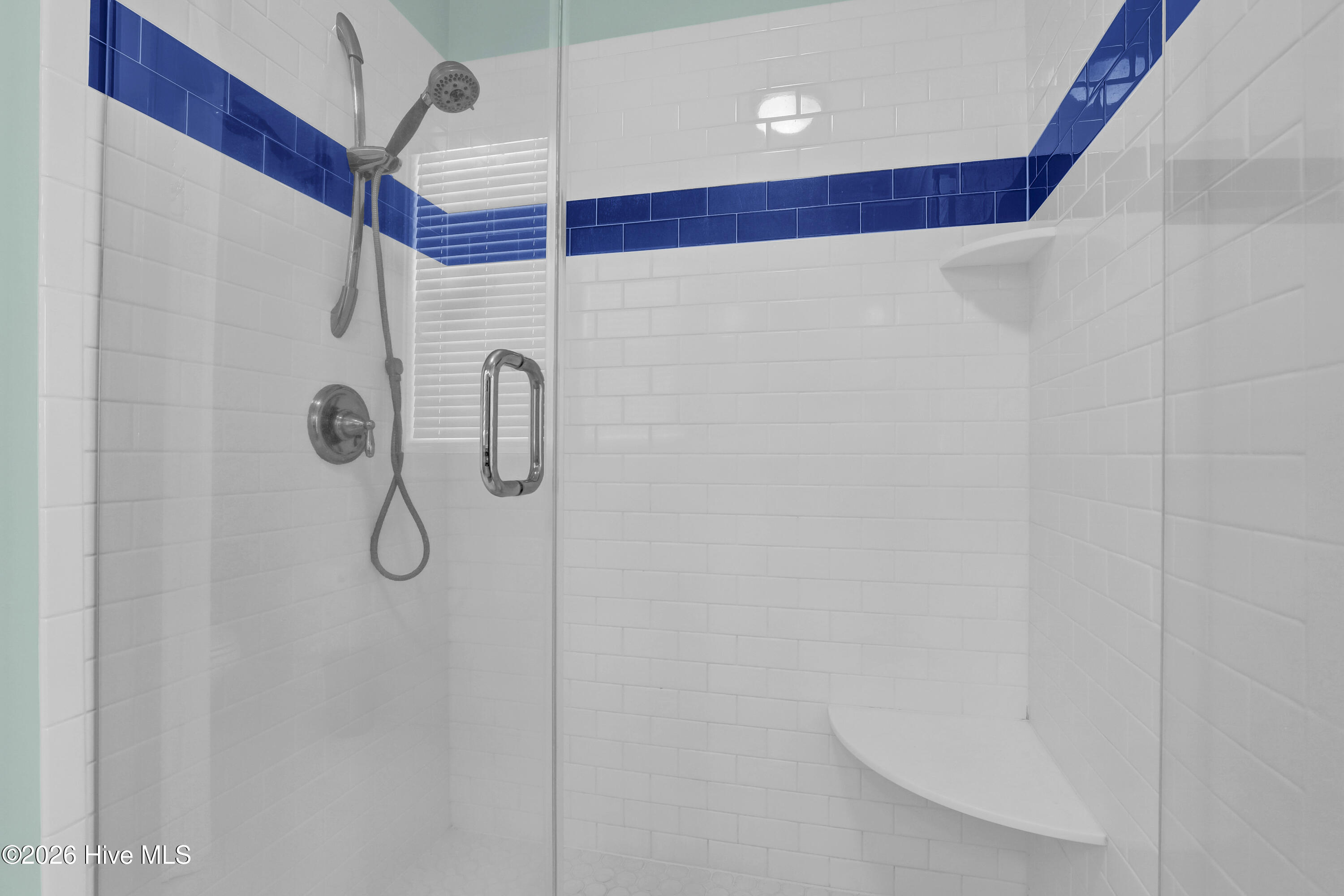 100548325 | Photo 18