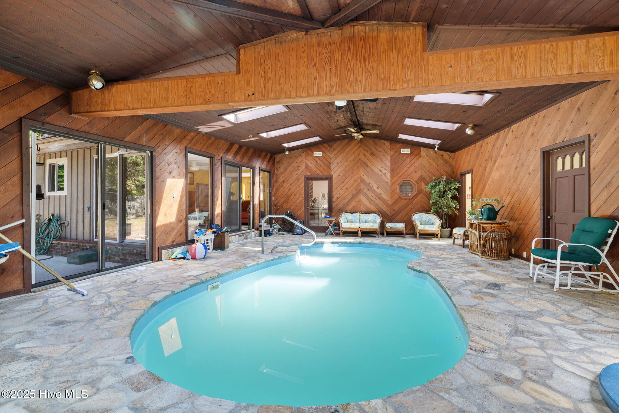 100531930 | Photo 53