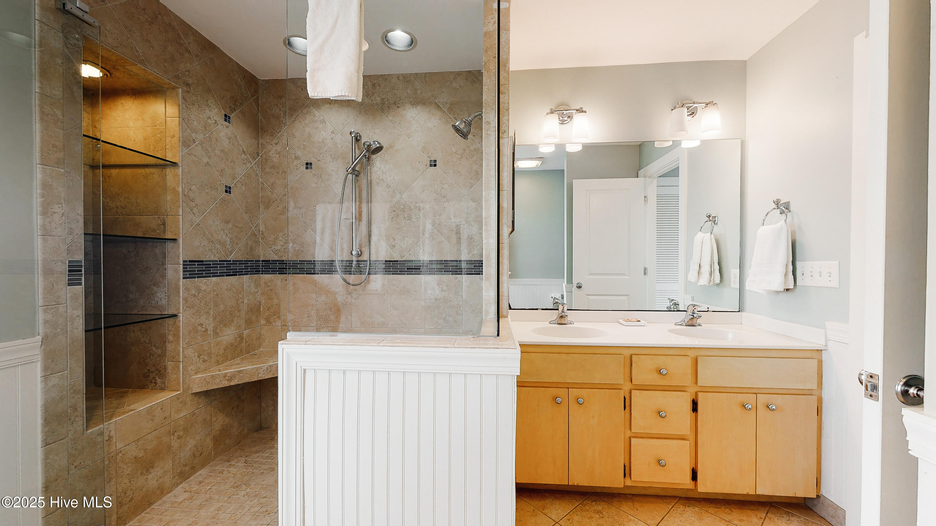 100563246 | Photo 27