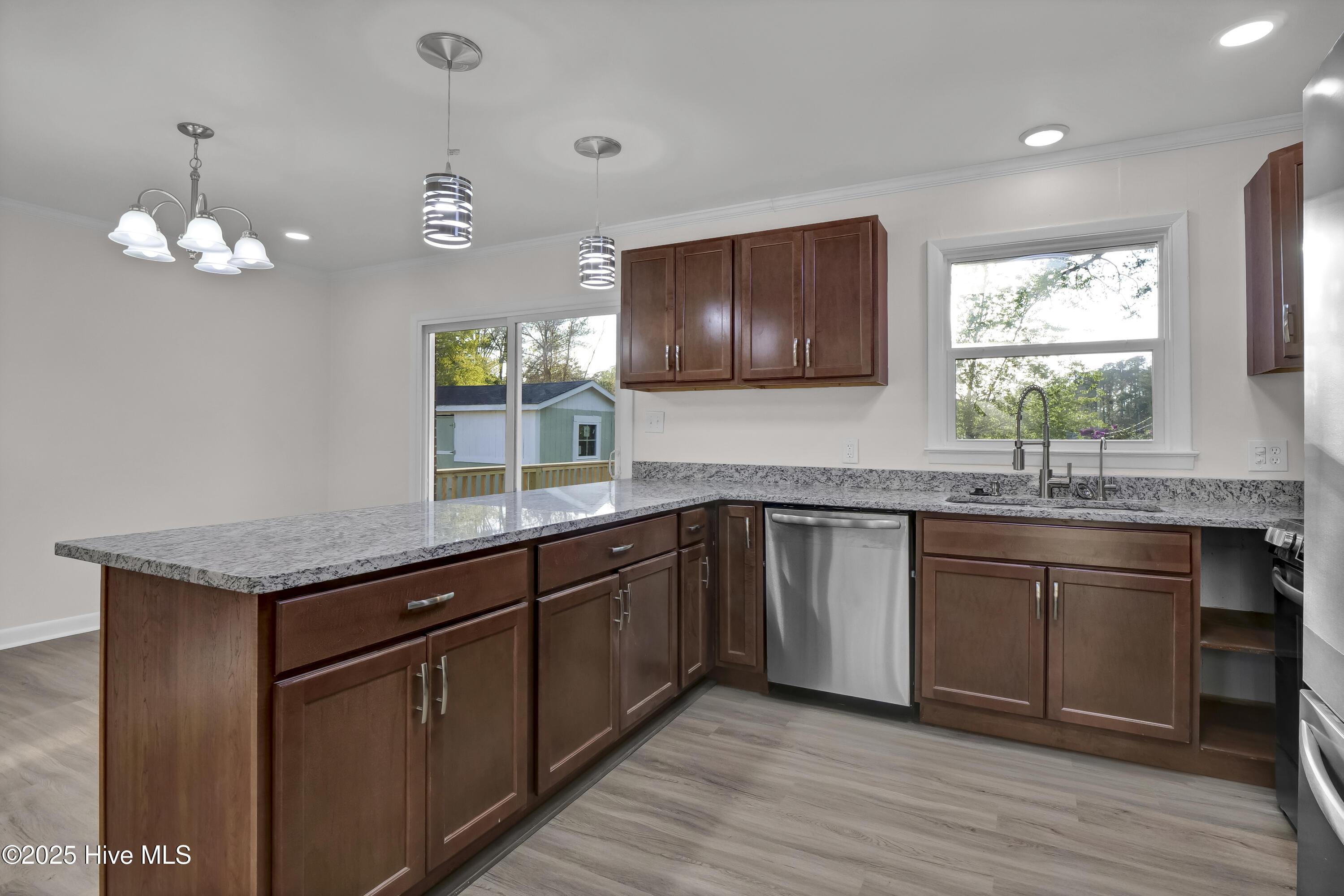 100555284 | Photo 11