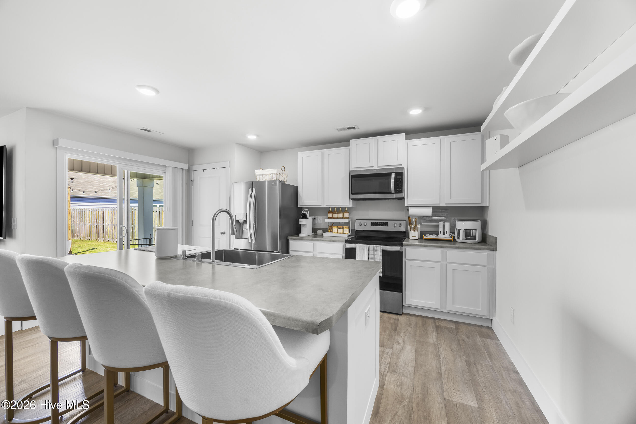 100562687 | Photo 24