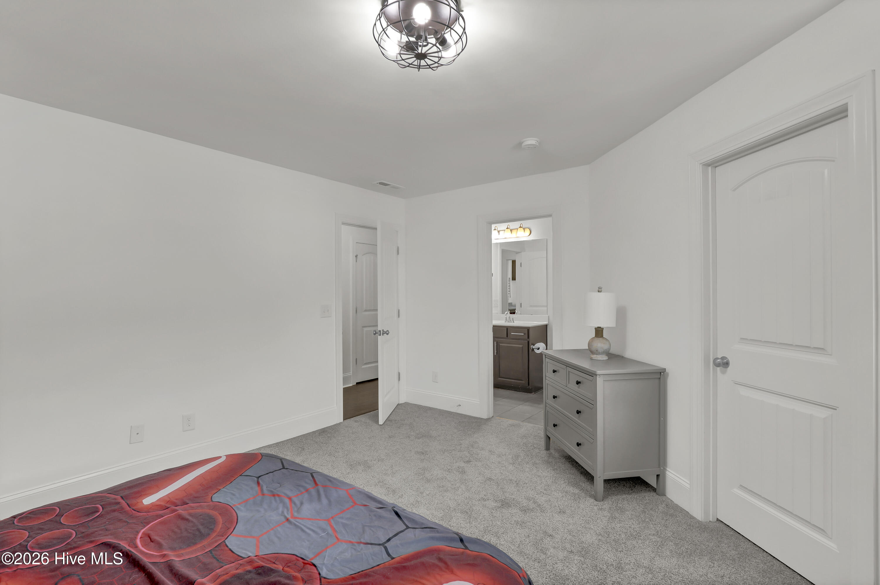 100569248 | Photo 40