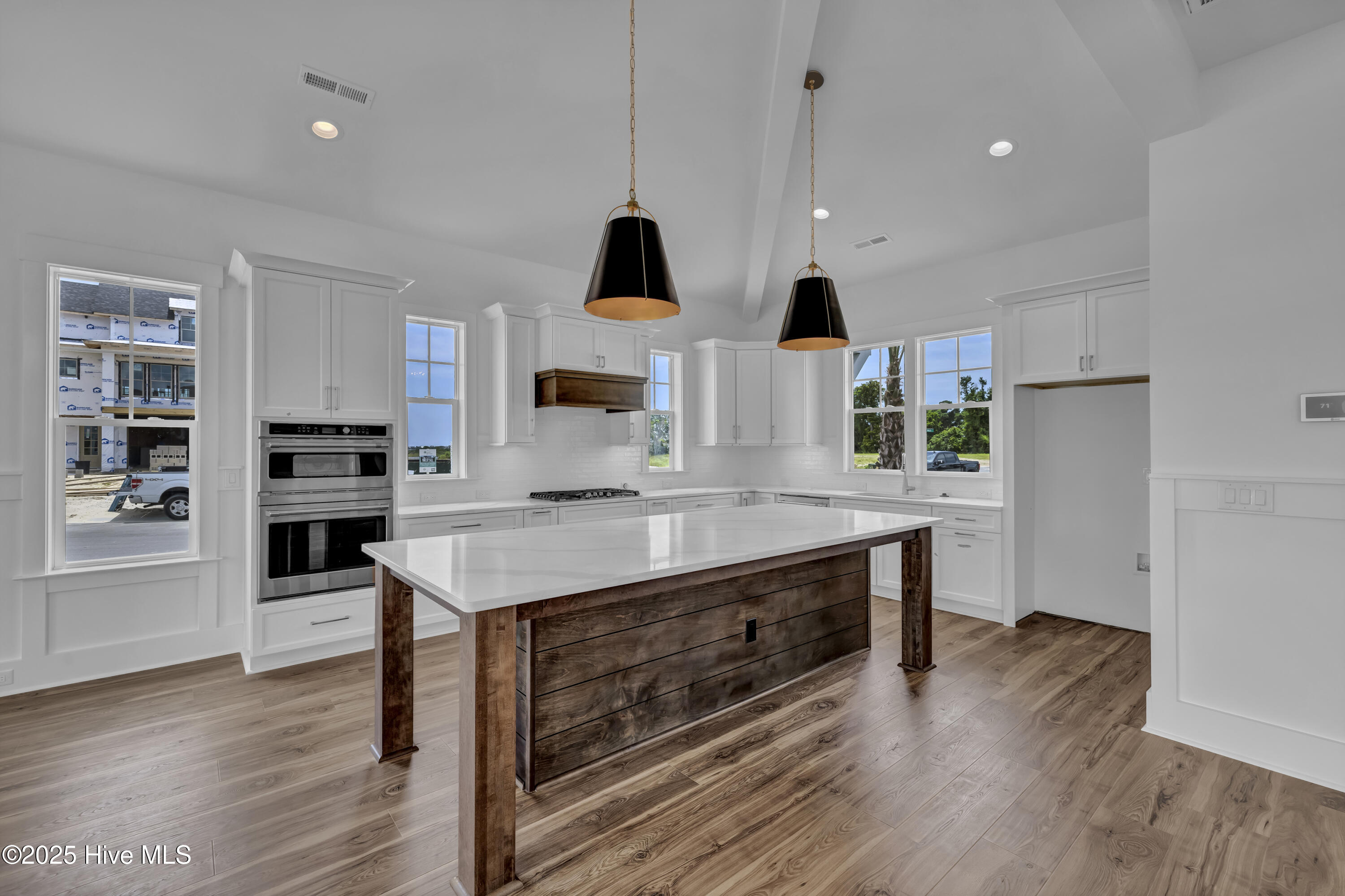 100568013 | Photo 38